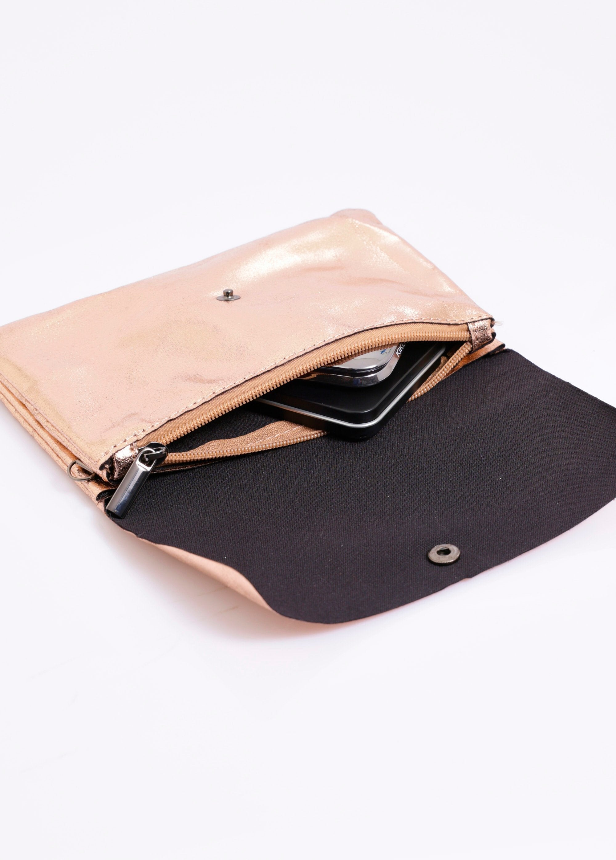 Chic_metallic_clutch_bag_with_flap_Rose_gold_DE1_slim