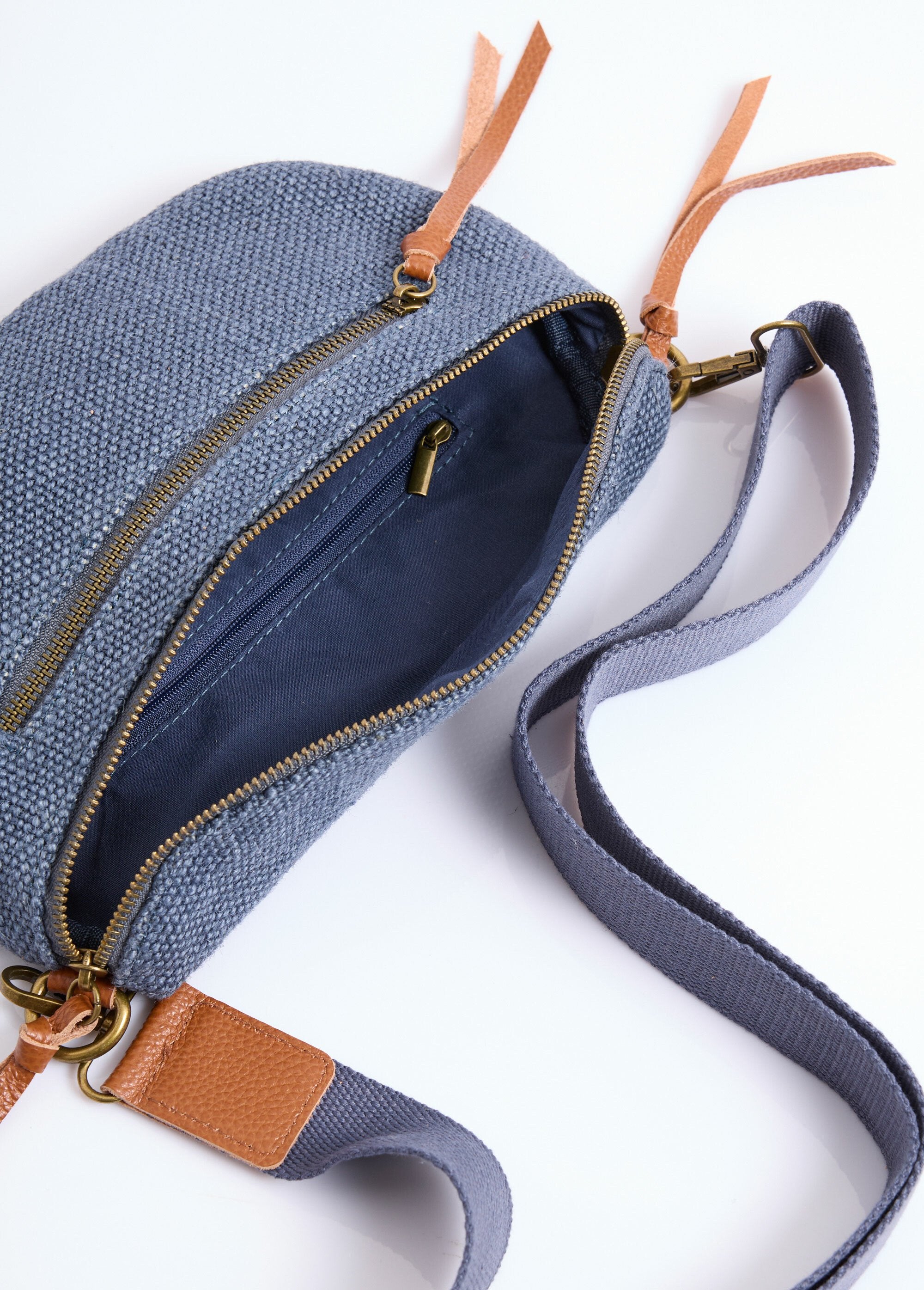 Jute_canvas_fanny_pack_with_leather_details_Blue_DE1_slim