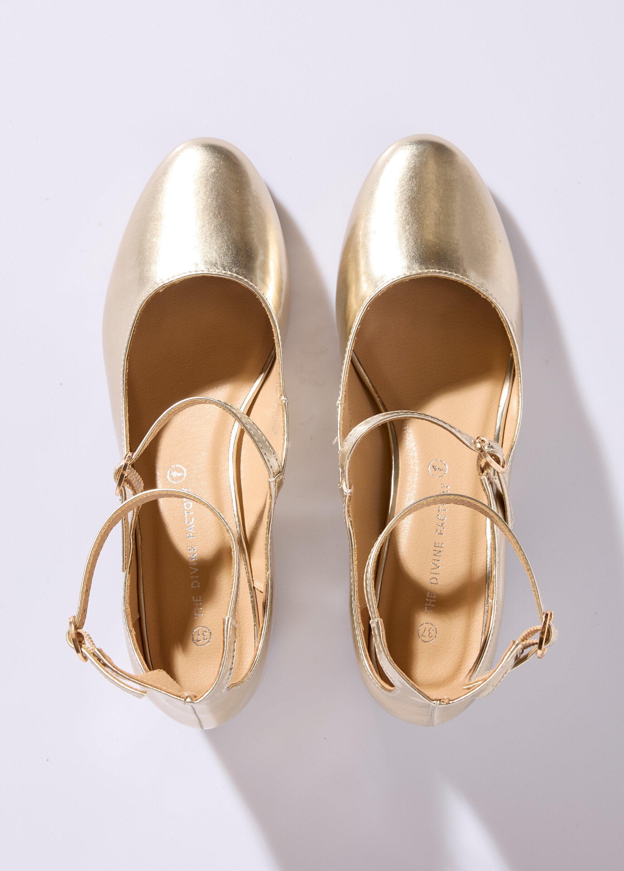 Babies_with_round_toe_heels_and_thin_straps_Golden_OV1_slim