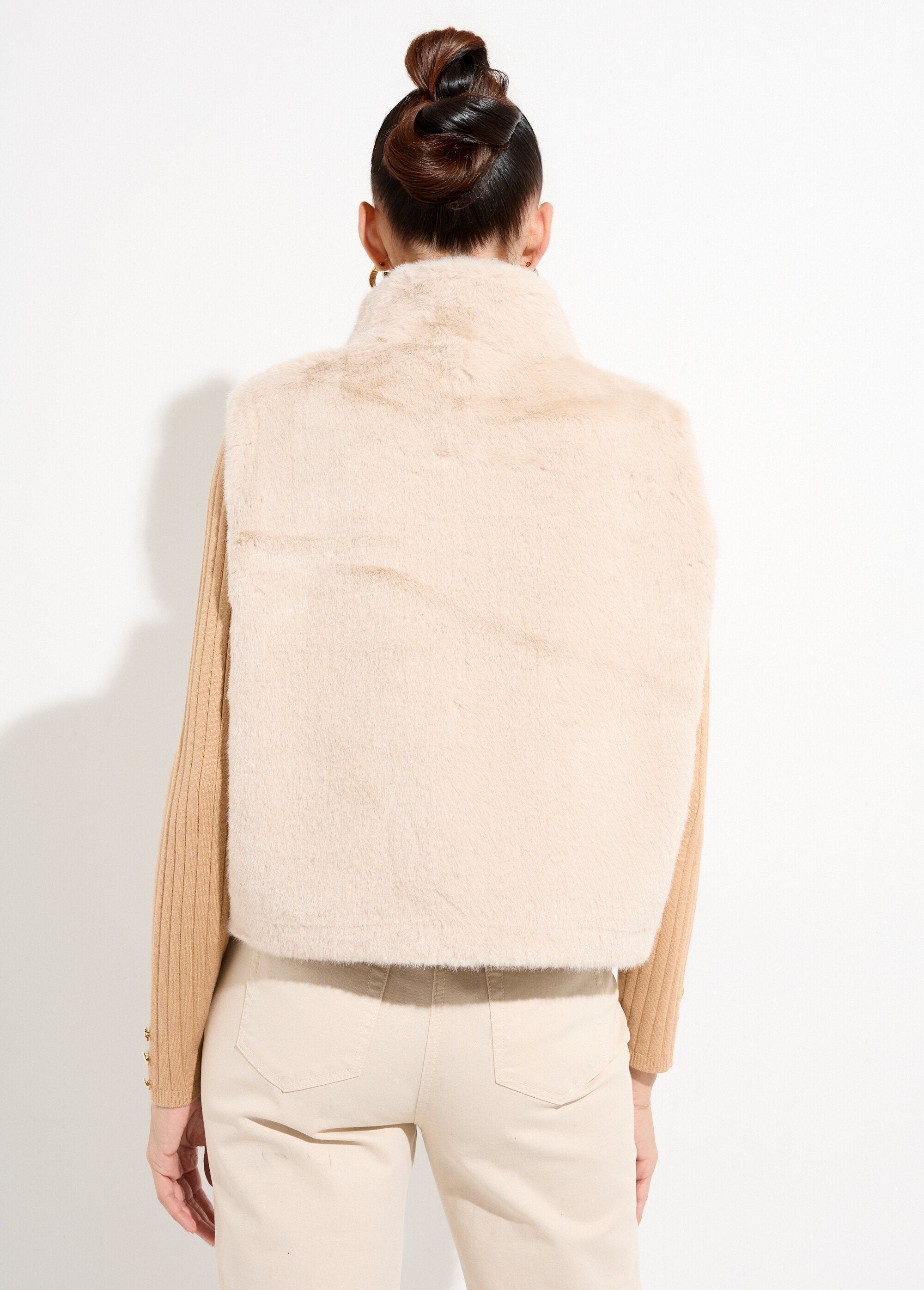 Sleeveless_fur_zip-up_jacket_Ecru_DO1_slim