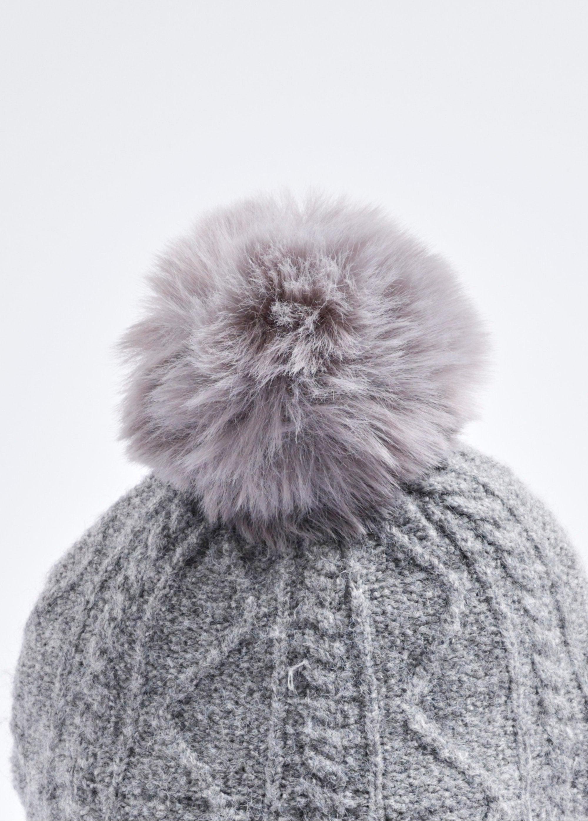 Ribbed_hat_with_pom-pom,_made_with_wool_Light_gray_DE2_slim