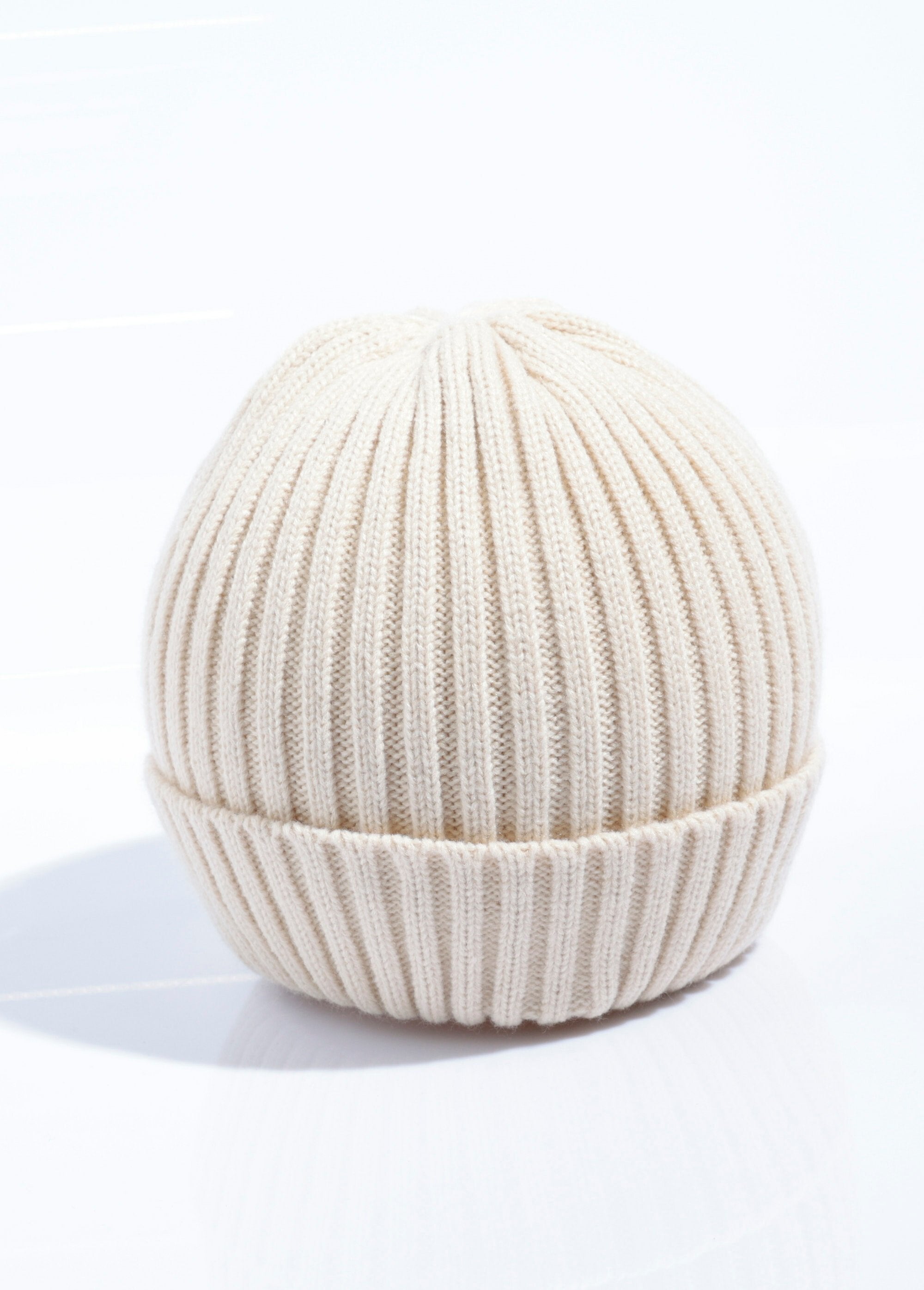 Ribbed_knit_hat_with_cuffs_Ecru_FA2_slim