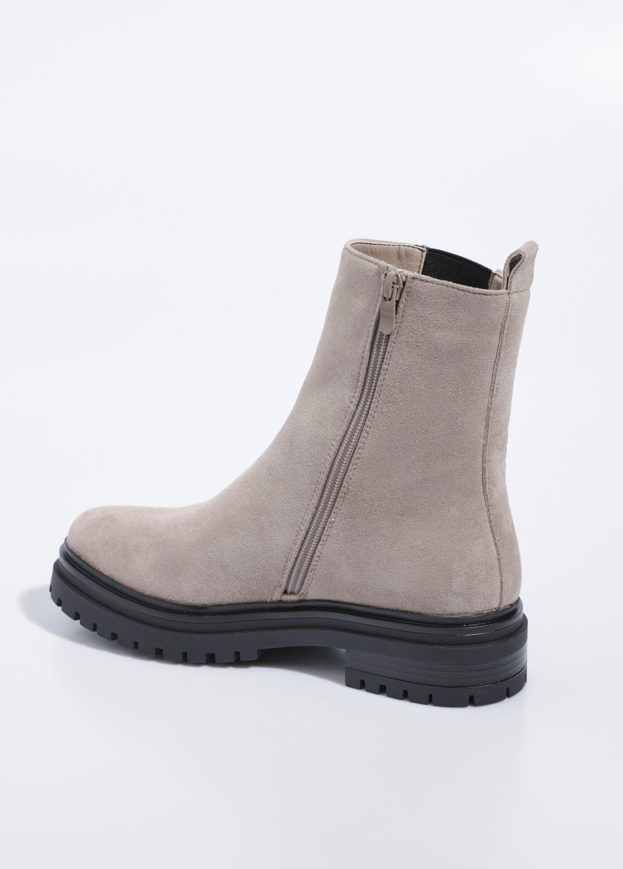 High_Chelsea_boots_with_lugged_soles_Beige_DO1_slim