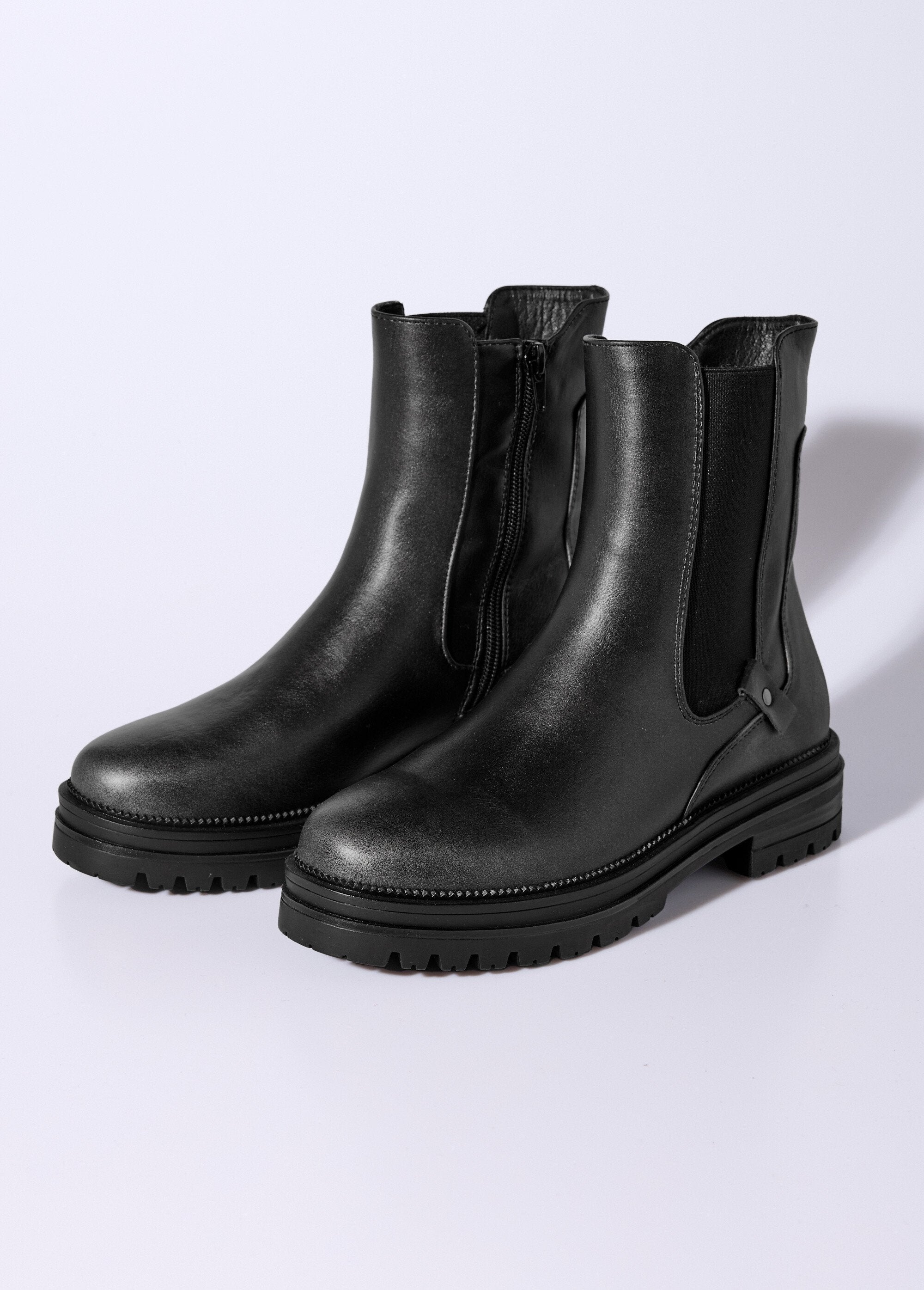 High-top_Chelsea_boots_with_lug_soles_Black_DE1_slim