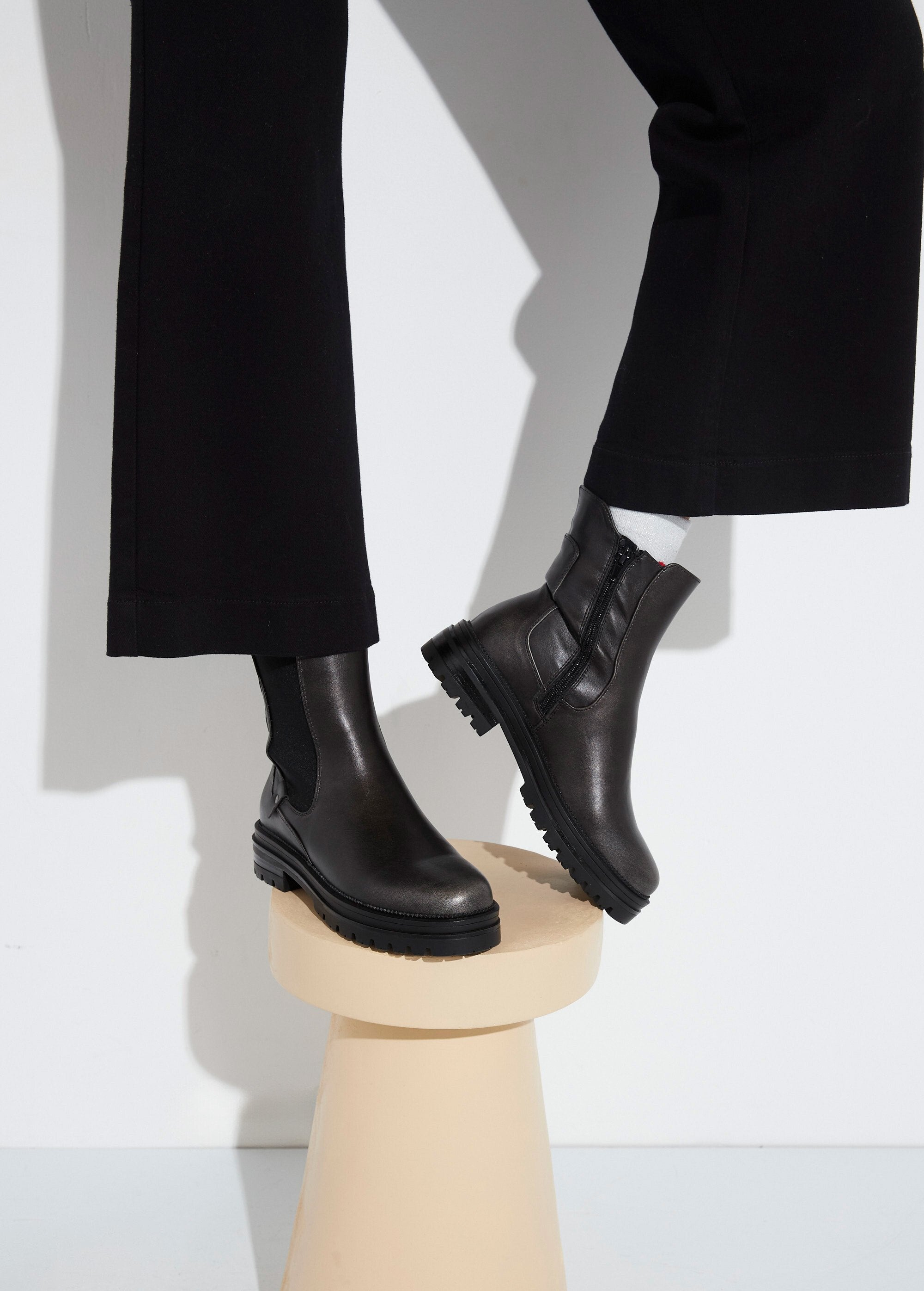 High-top_Chelsea_boots_with_lug_soles_Black_SF1_slim