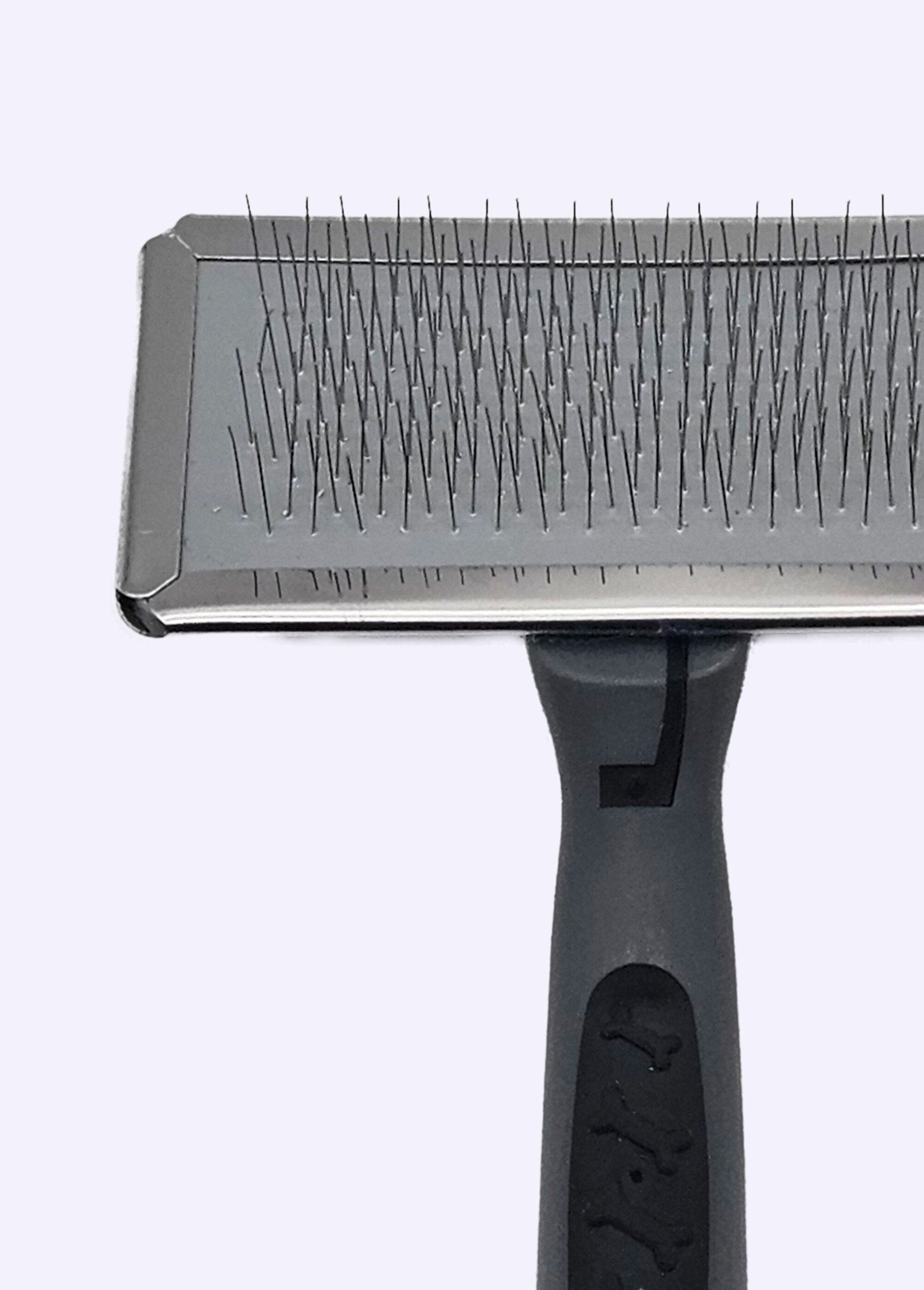 Metal_carding_brush_for_animals_Gray_DE1_slim