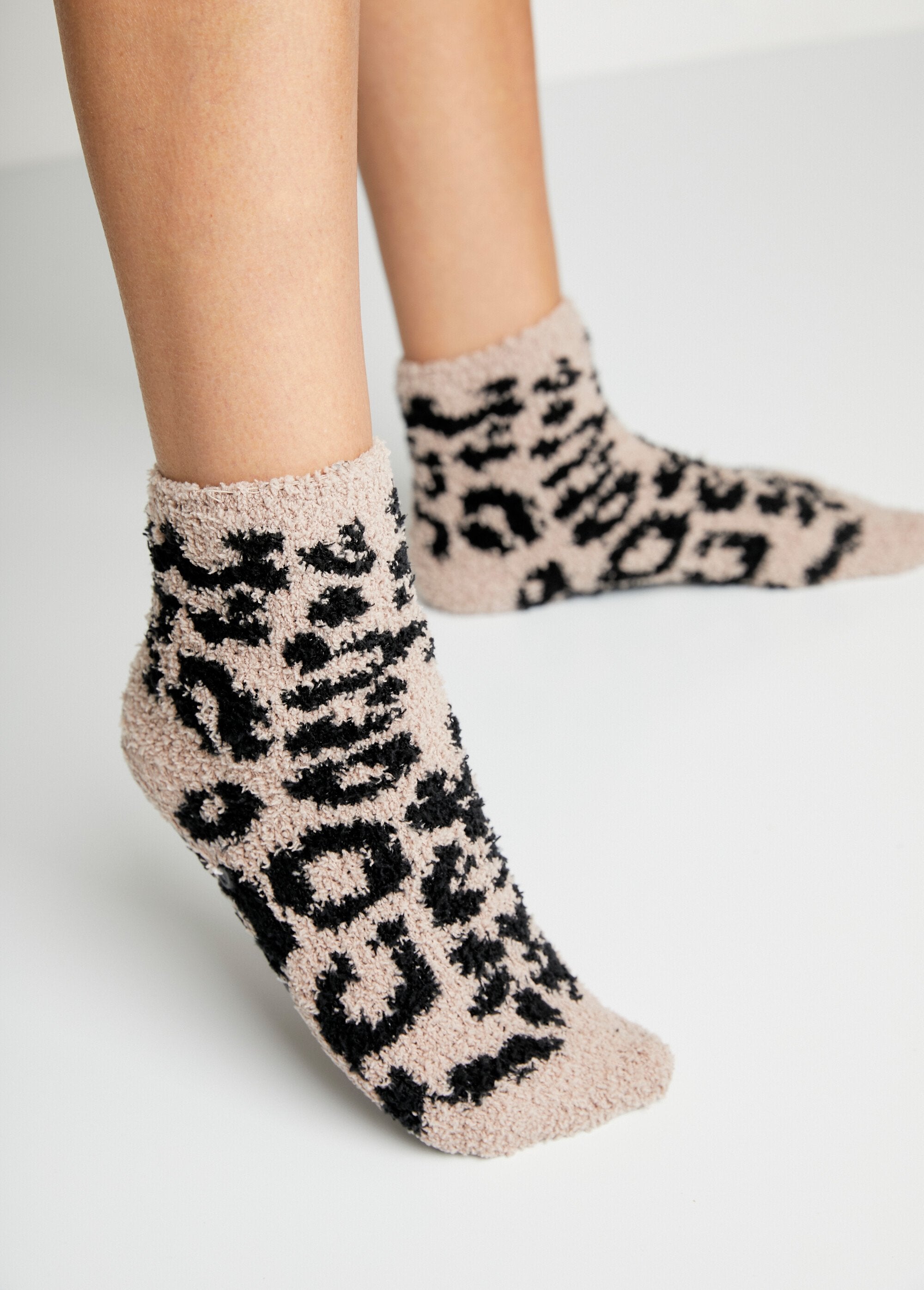 Soft_non-slip_socks_Assorted_black_lot_2_DE1_slim