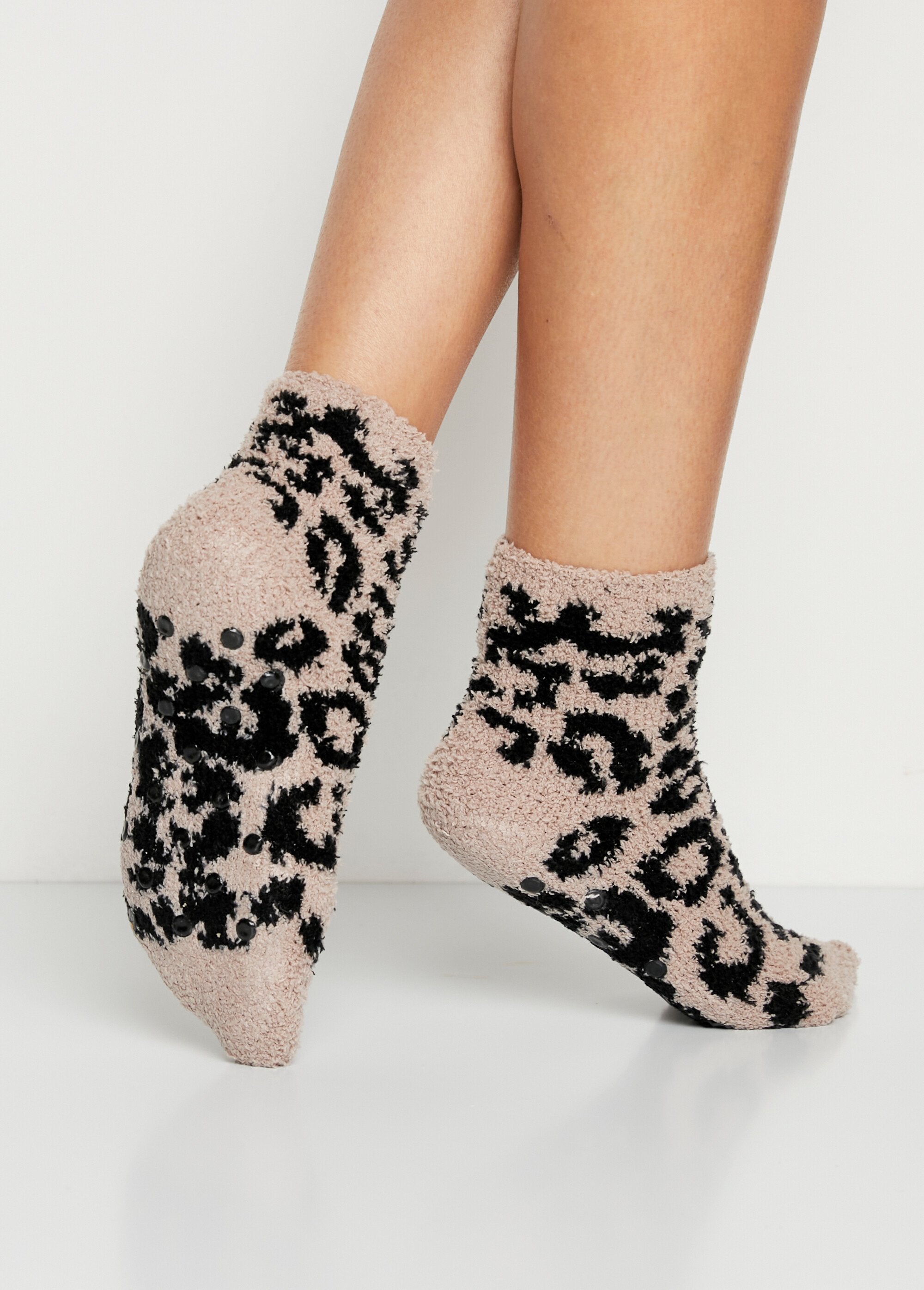 Soft_non-slip_socks_Assorted_black_lot_2_DO1_slim