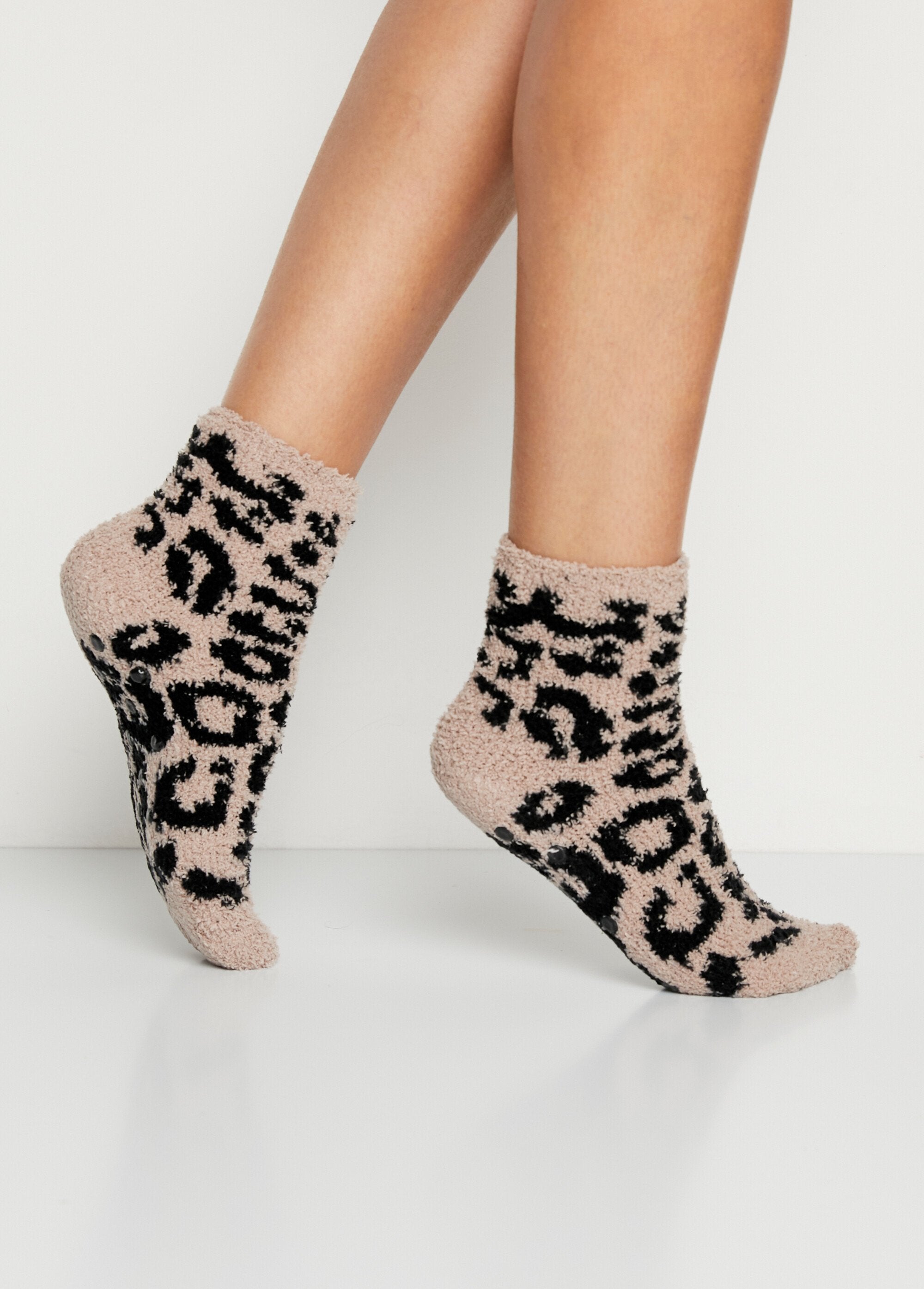 Soft_non-slip_socks_Assorted_black_lot_2_DR1_slim