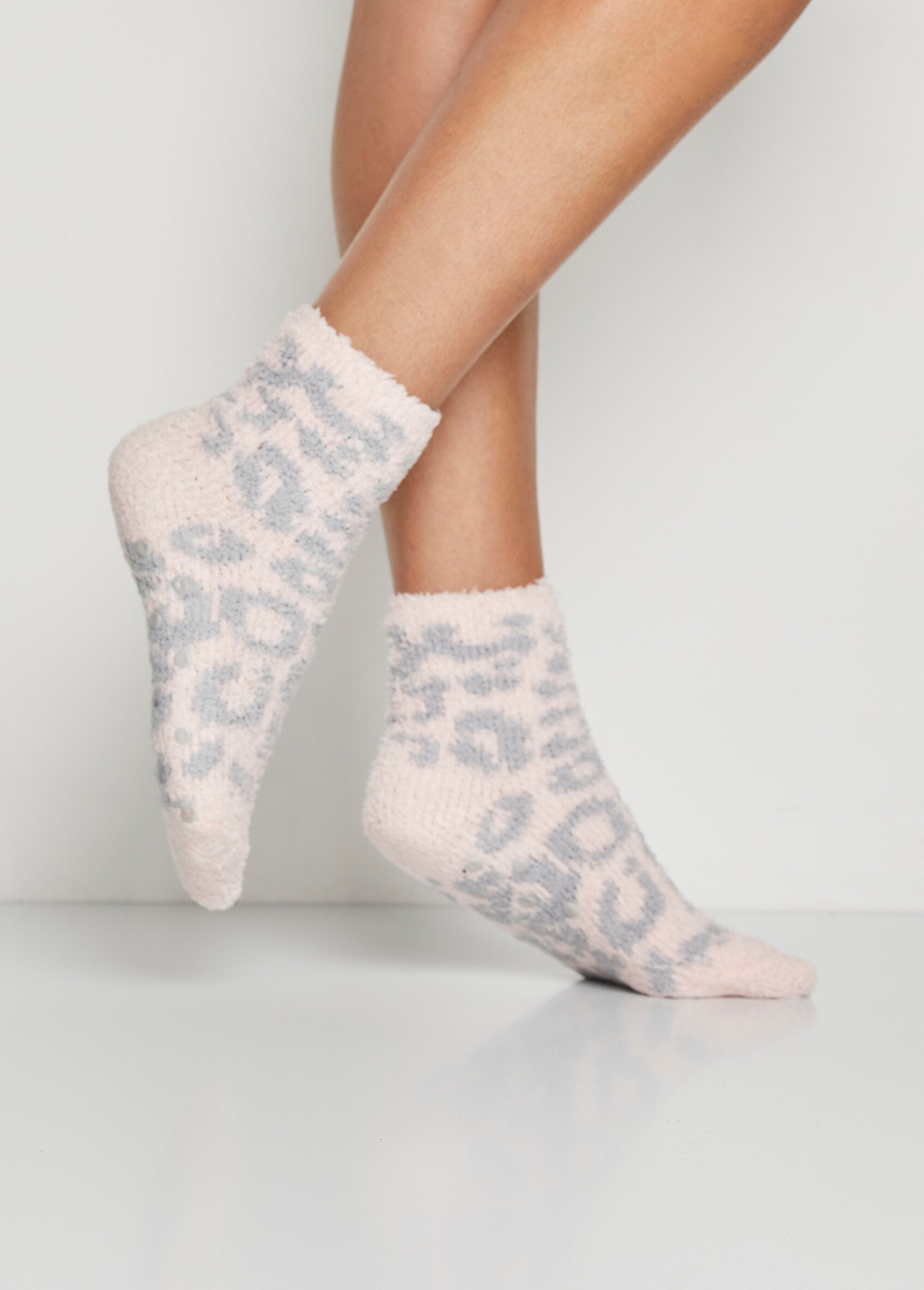 Soft_non-slip_socks_Assorted_gray_lot_2_DR1_slim