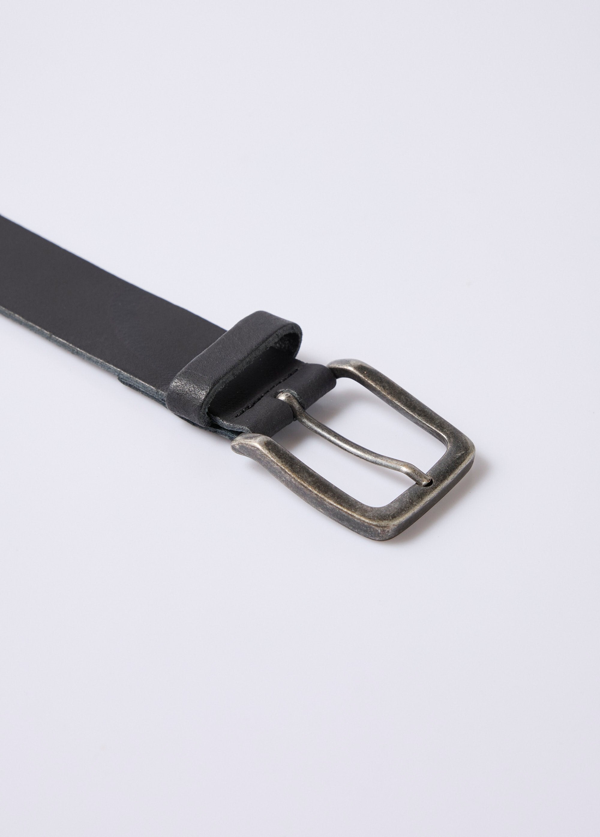 Matte_leather_belt,_worn-effect_buckle_Black_DE1_slim