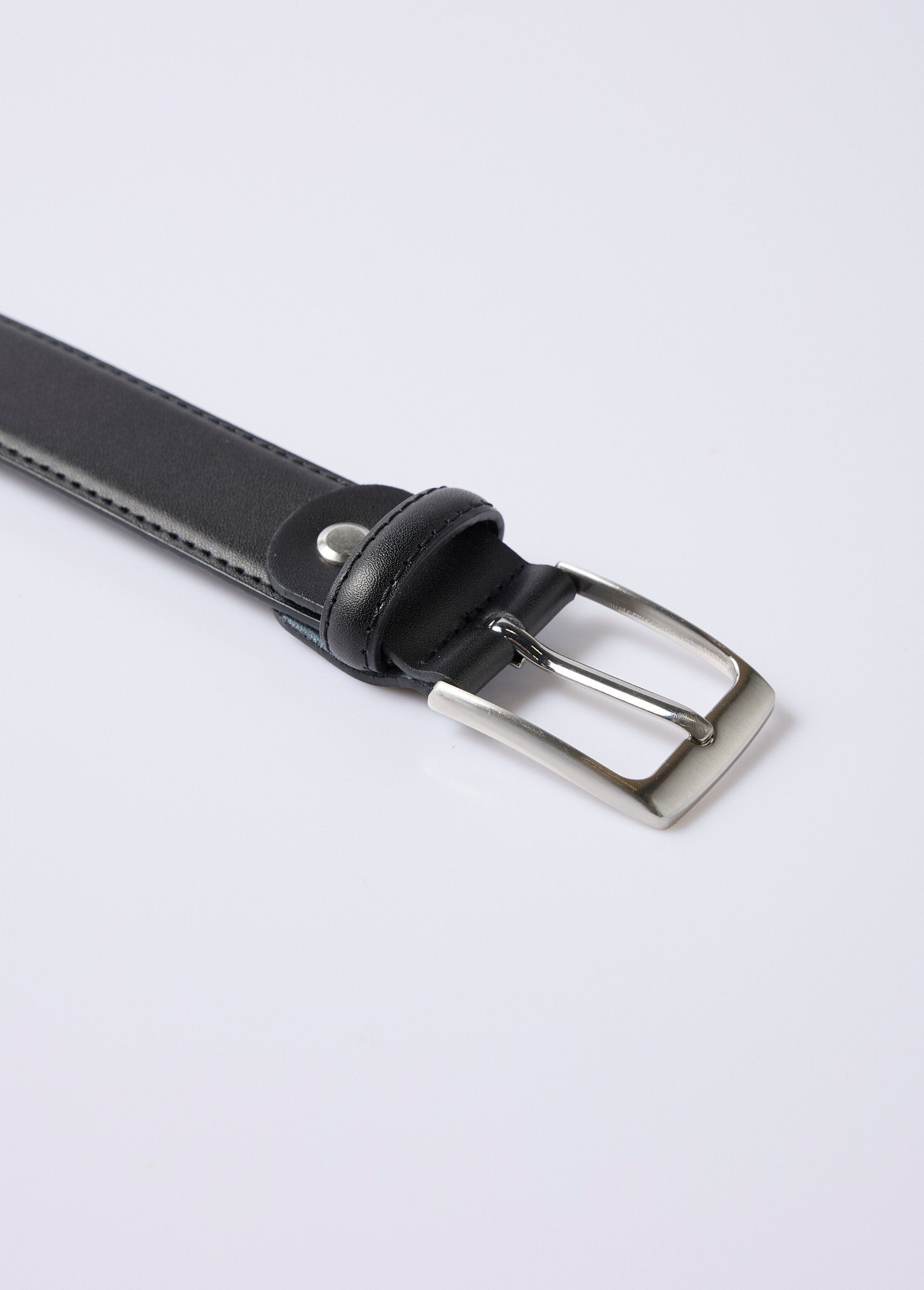 Leather_belt_with_tone-on-tone_stitching_Black_DE1_slim