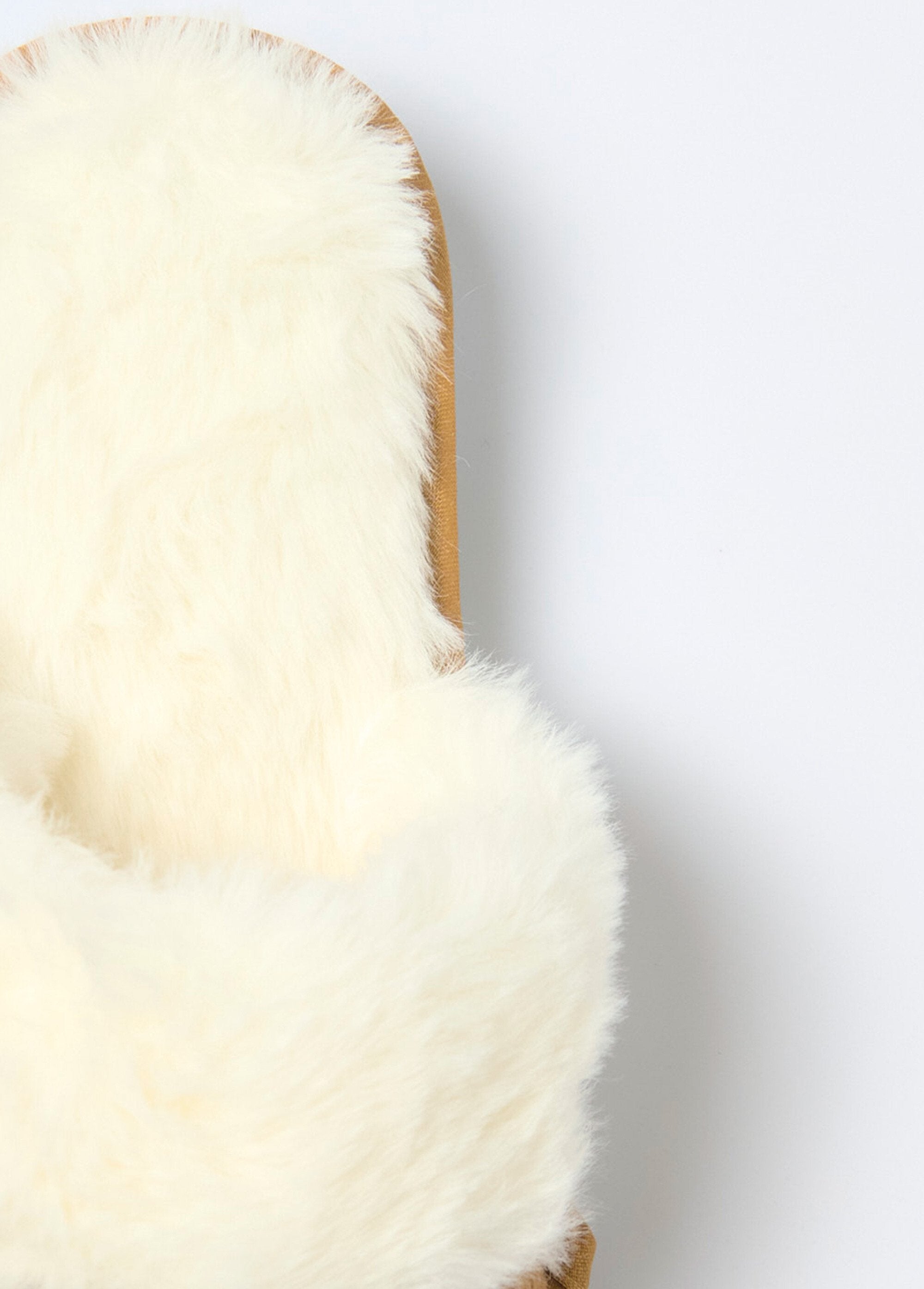 Fur-lined_slippers_with_fur_and_suede_trim_camel_DE1_slim