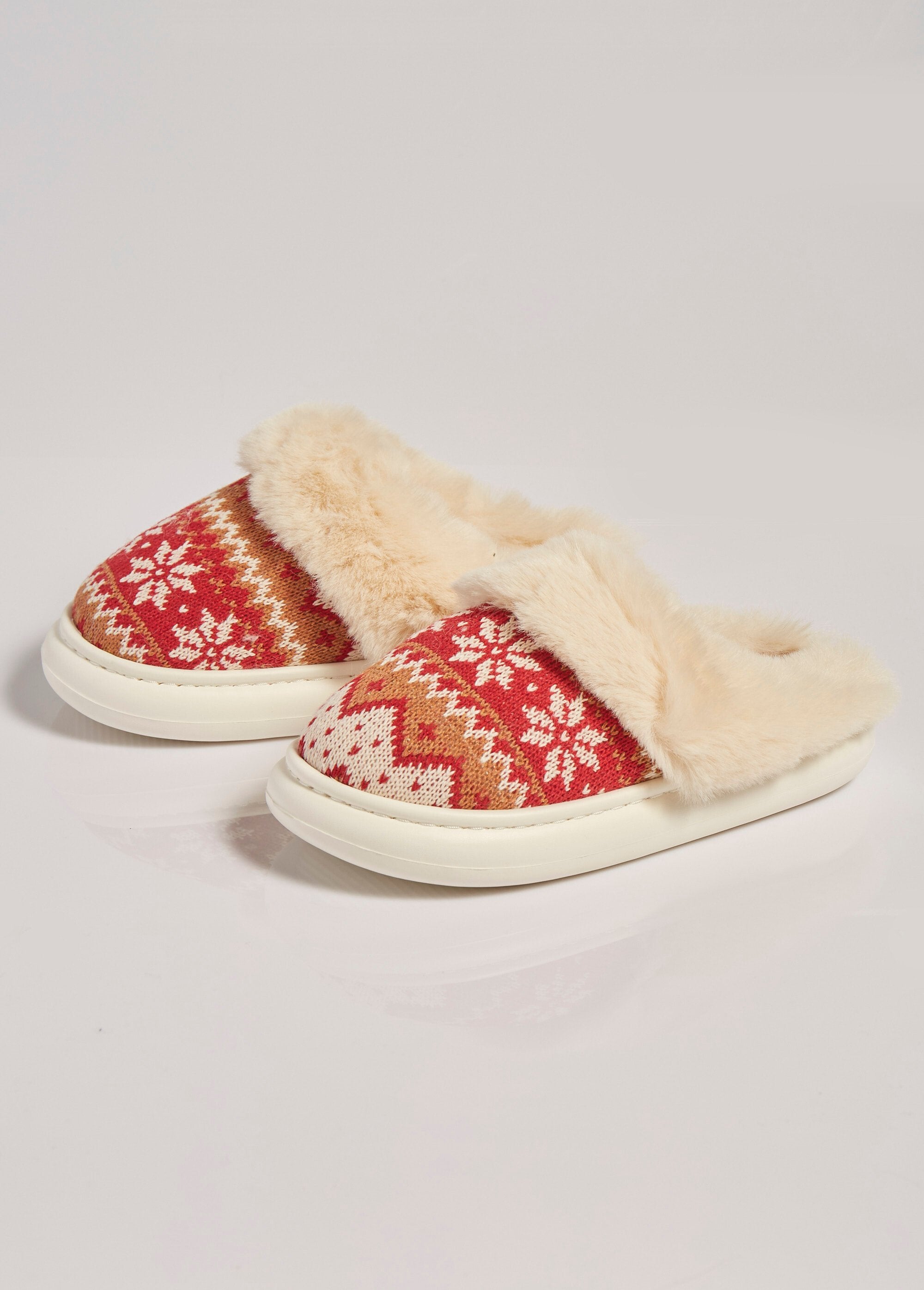 Christmas-themed_fur_and_jacquard_slippers_Red_DE1_slim