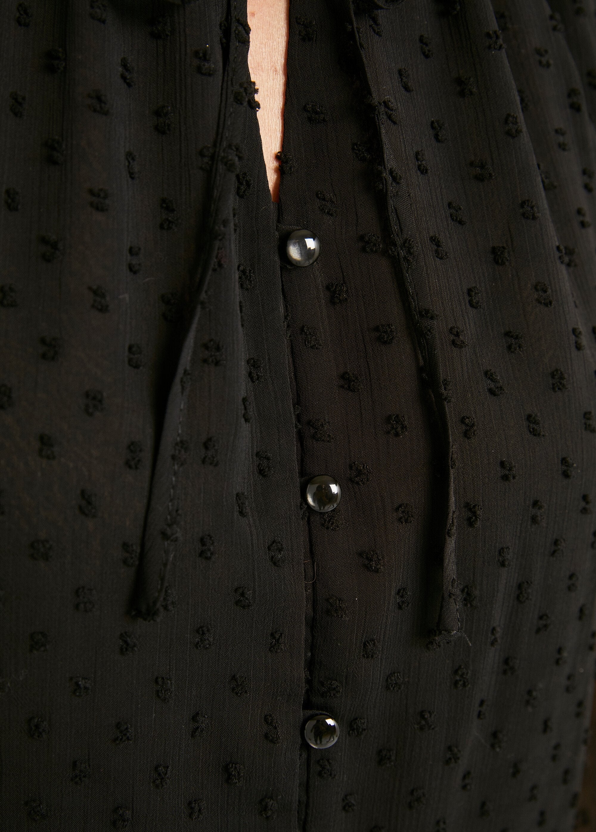 Plain_plumetis_voile_buttoned_blouse_Black_DE5_slim