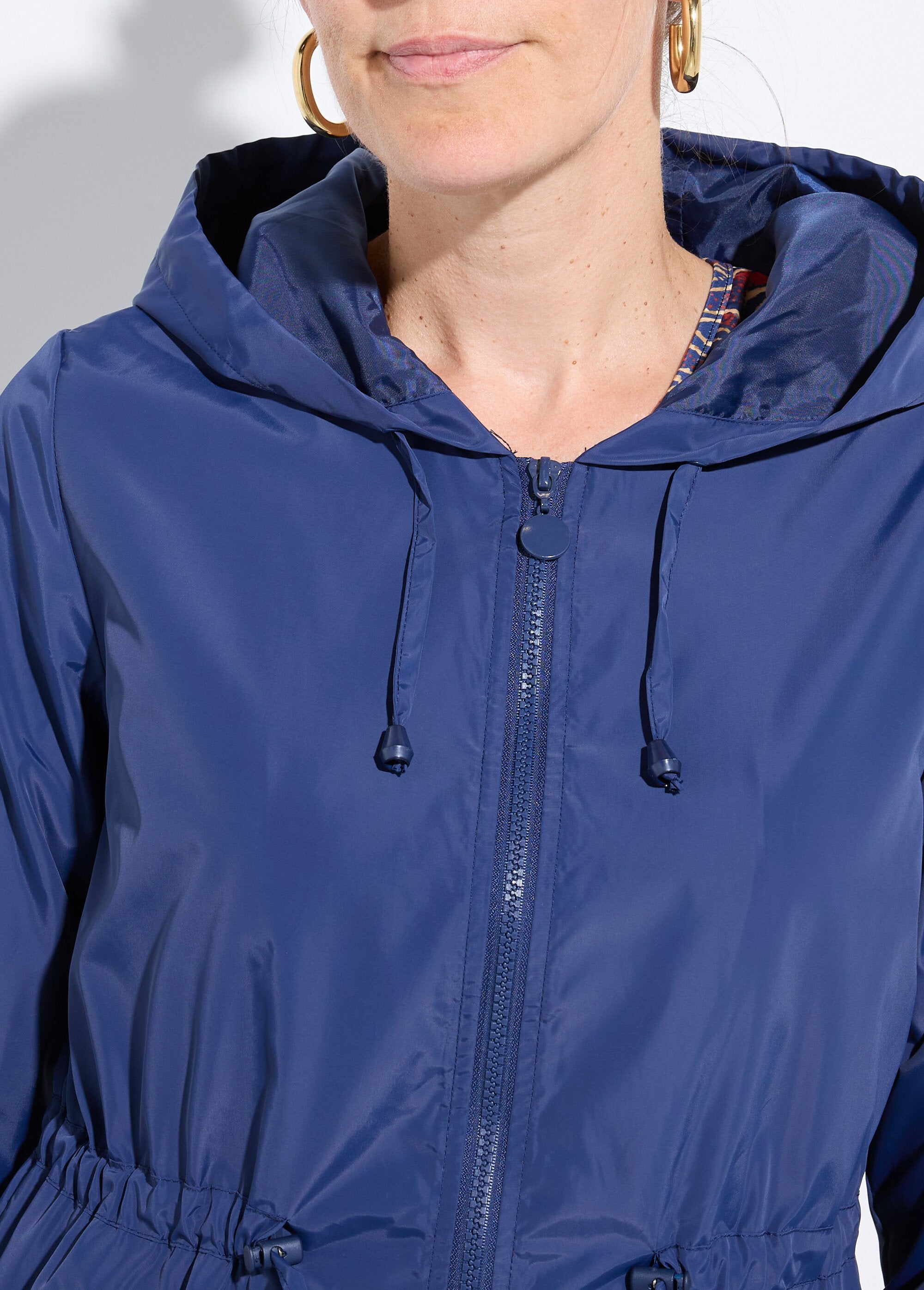 Windbreaker_with_hood_and_fitted_waist_Marine_DE2_slim