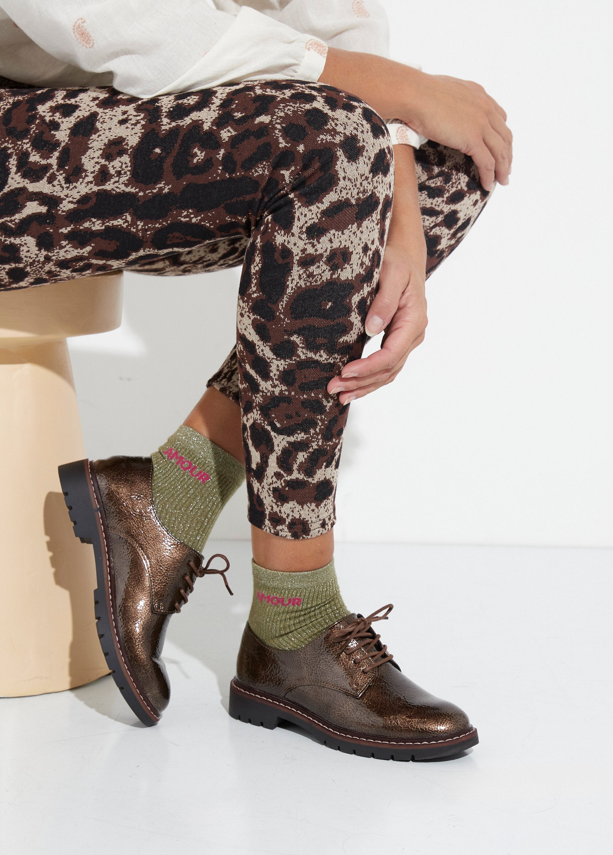 Trendy_patent_leather_lace-up_derbies_Bronze_SF1_slim