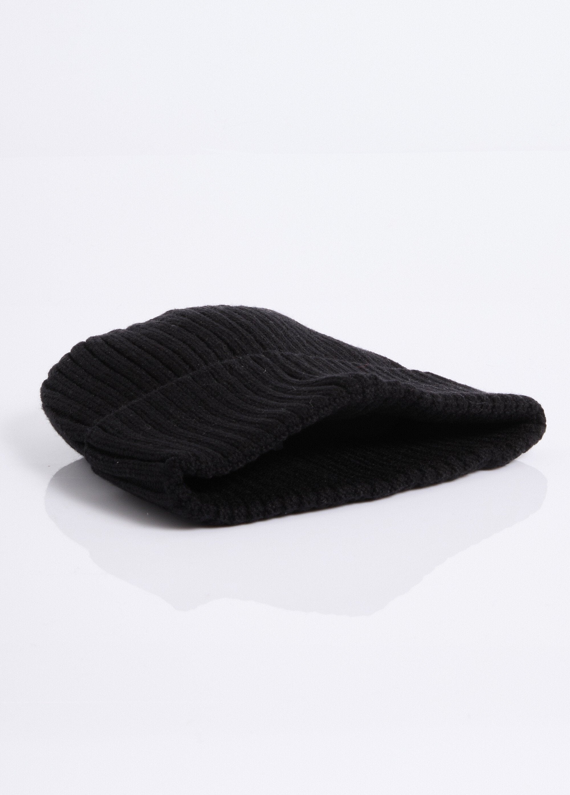 Ribbed_knit_hat_with_cuffs_Black_DE1_slim