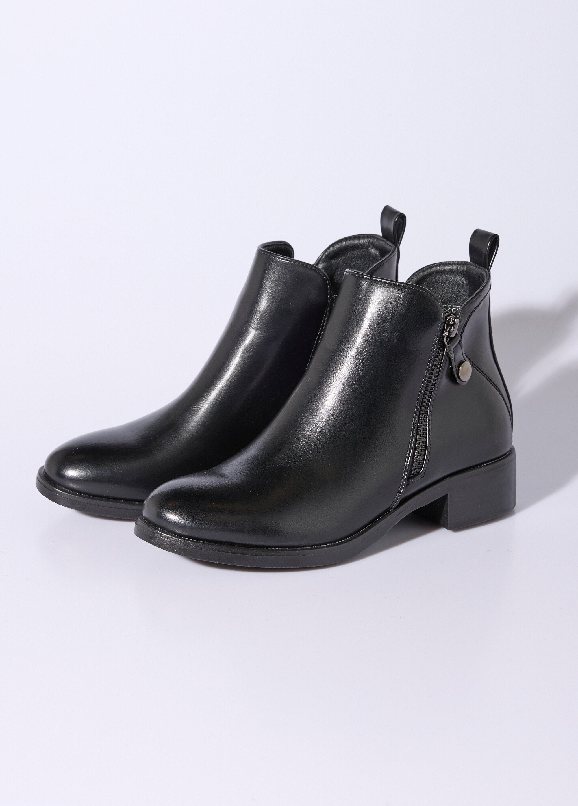 Low_boots_with_wide_heel_and_decorative_zip_Black_DE1_slim