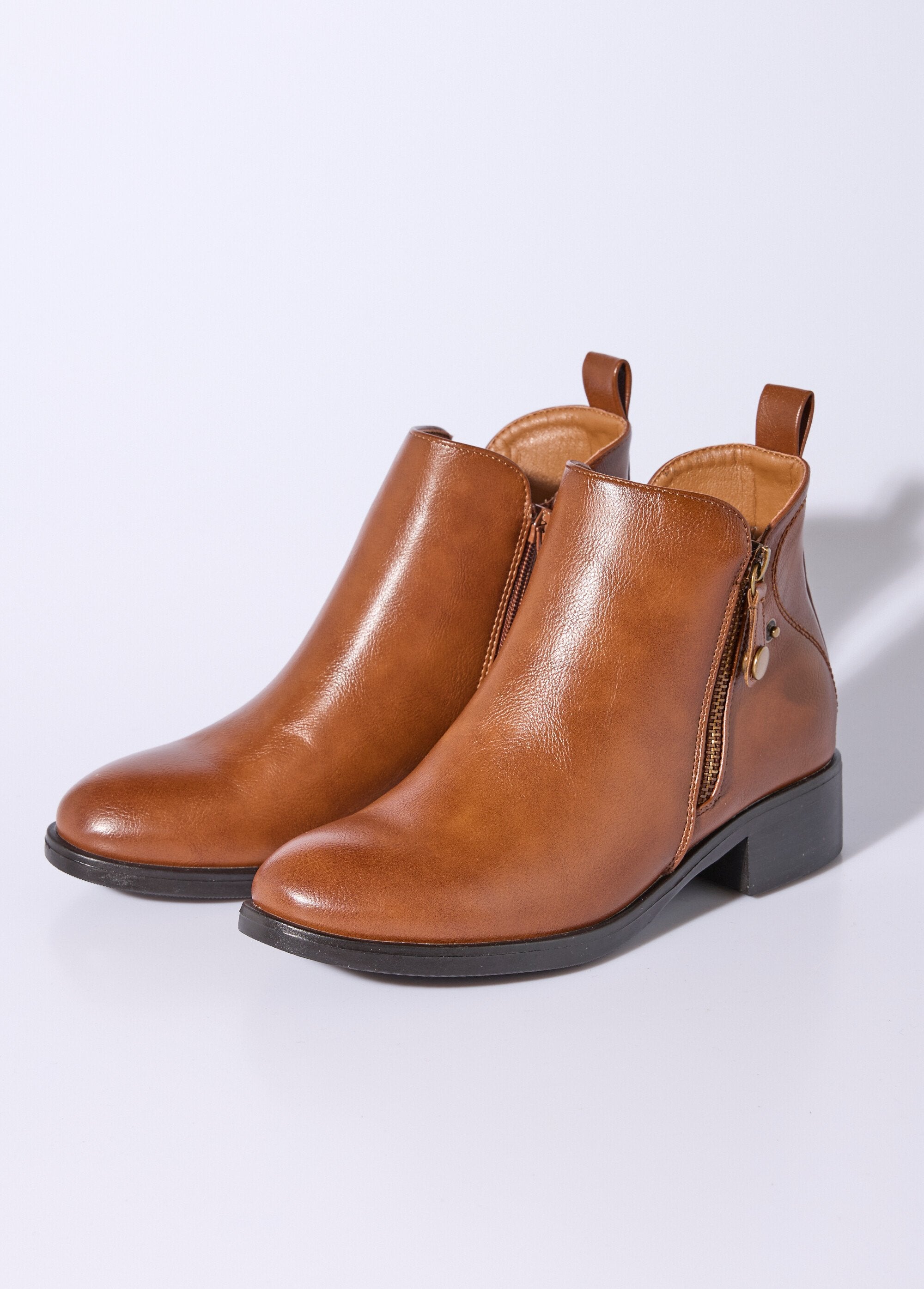 Low_boots_with_wide_heel_and_decorative_zip_camel_DE1_slim