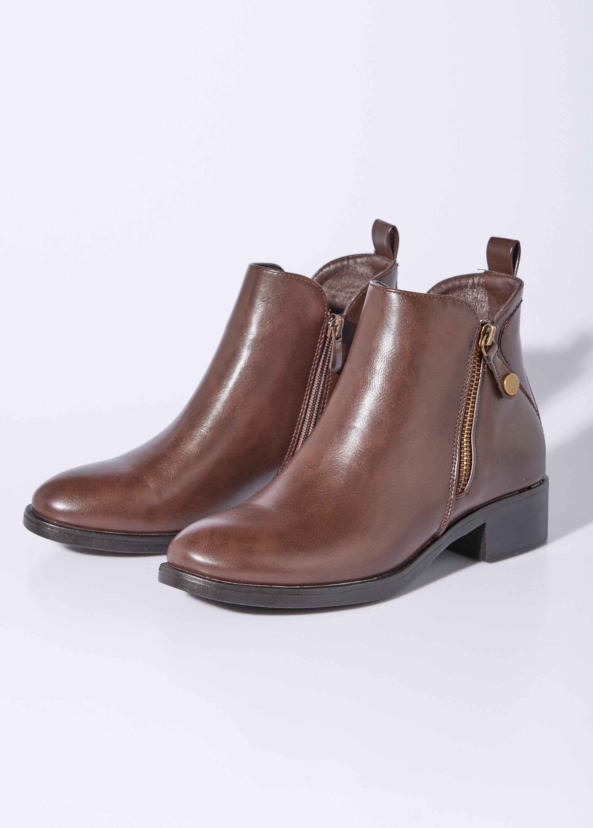Low_boots_with_wide_heel_and_decorative_zip_Brown_DE1_slim
