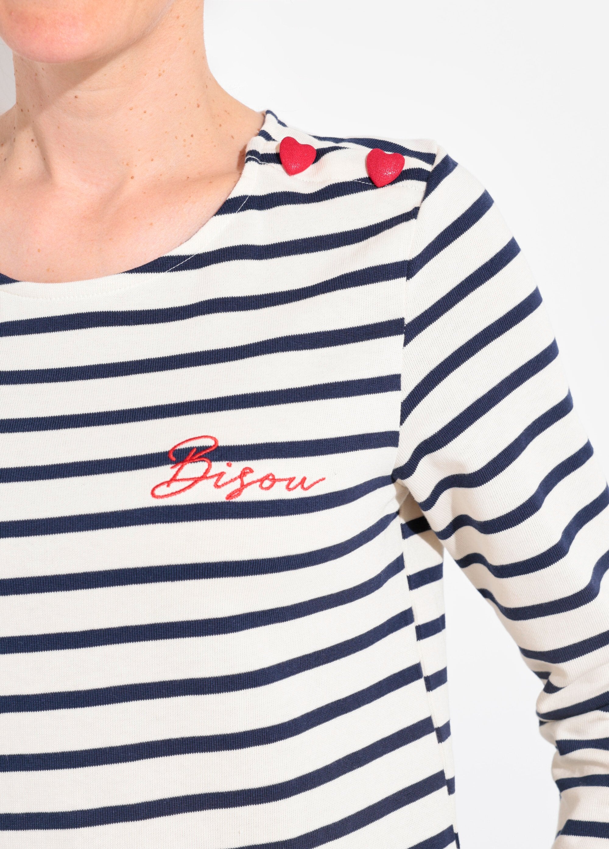 Sailor's_shirt_with_heart-shaped_shoulder_buttons_White_with_navy_stripes_DE1_slim