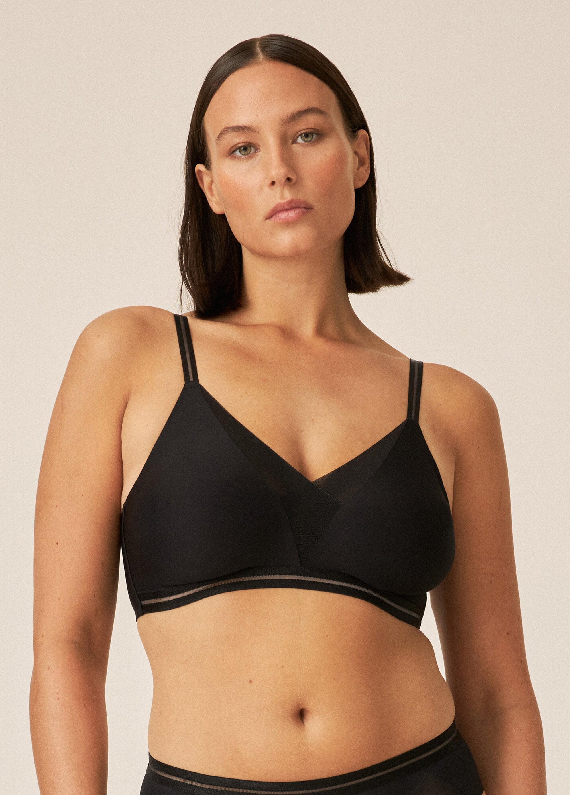 Invisible_non-wired_bra_Black_FA1_slim