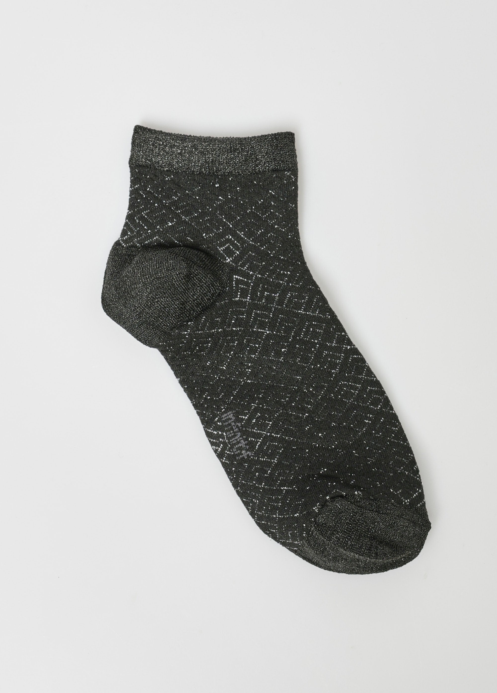 Pair_of_socks,_metallic_pattern_Black_DE1_slim