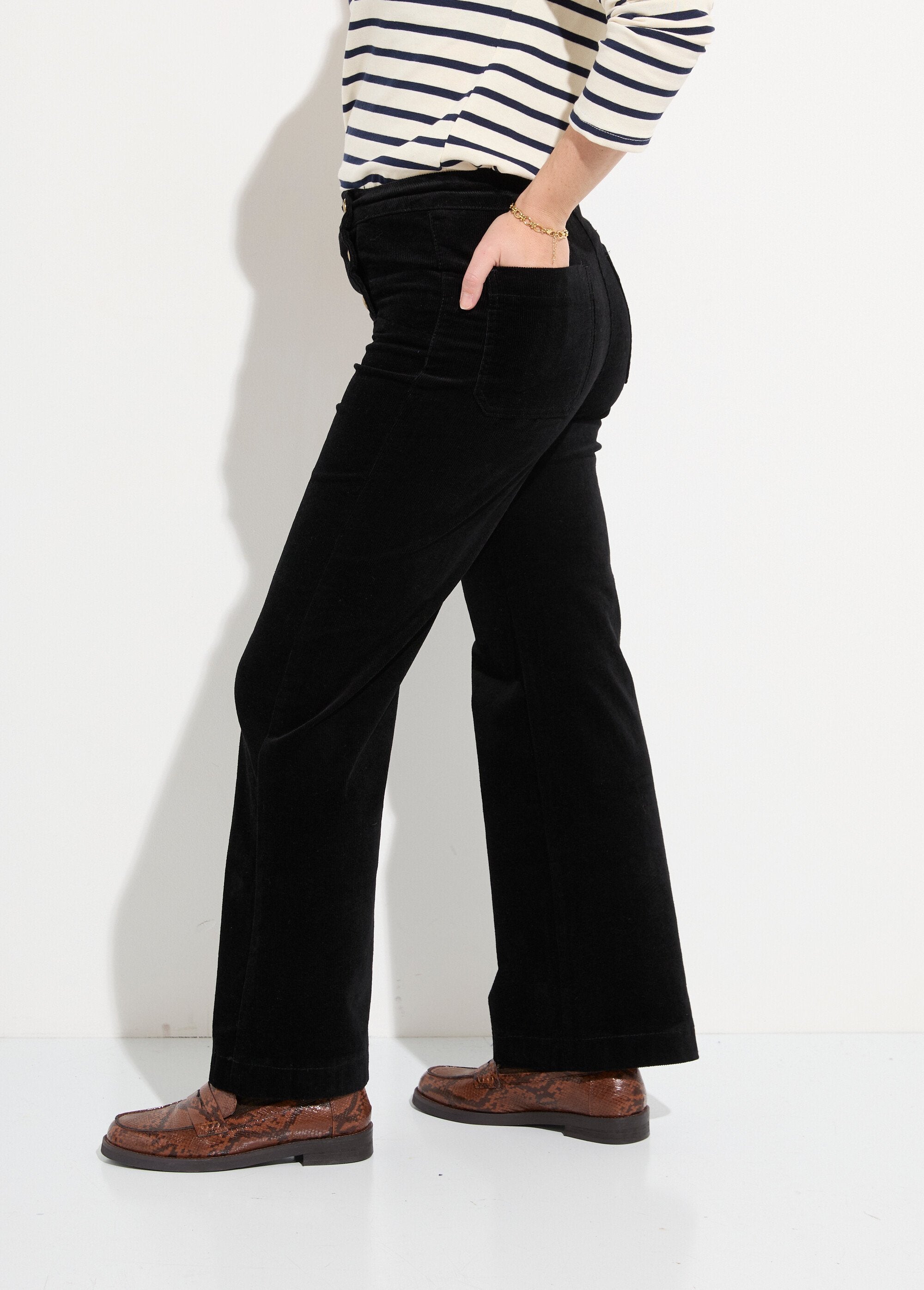 Flared_Velvet_Bridge_Pants_Black_GA1_slim