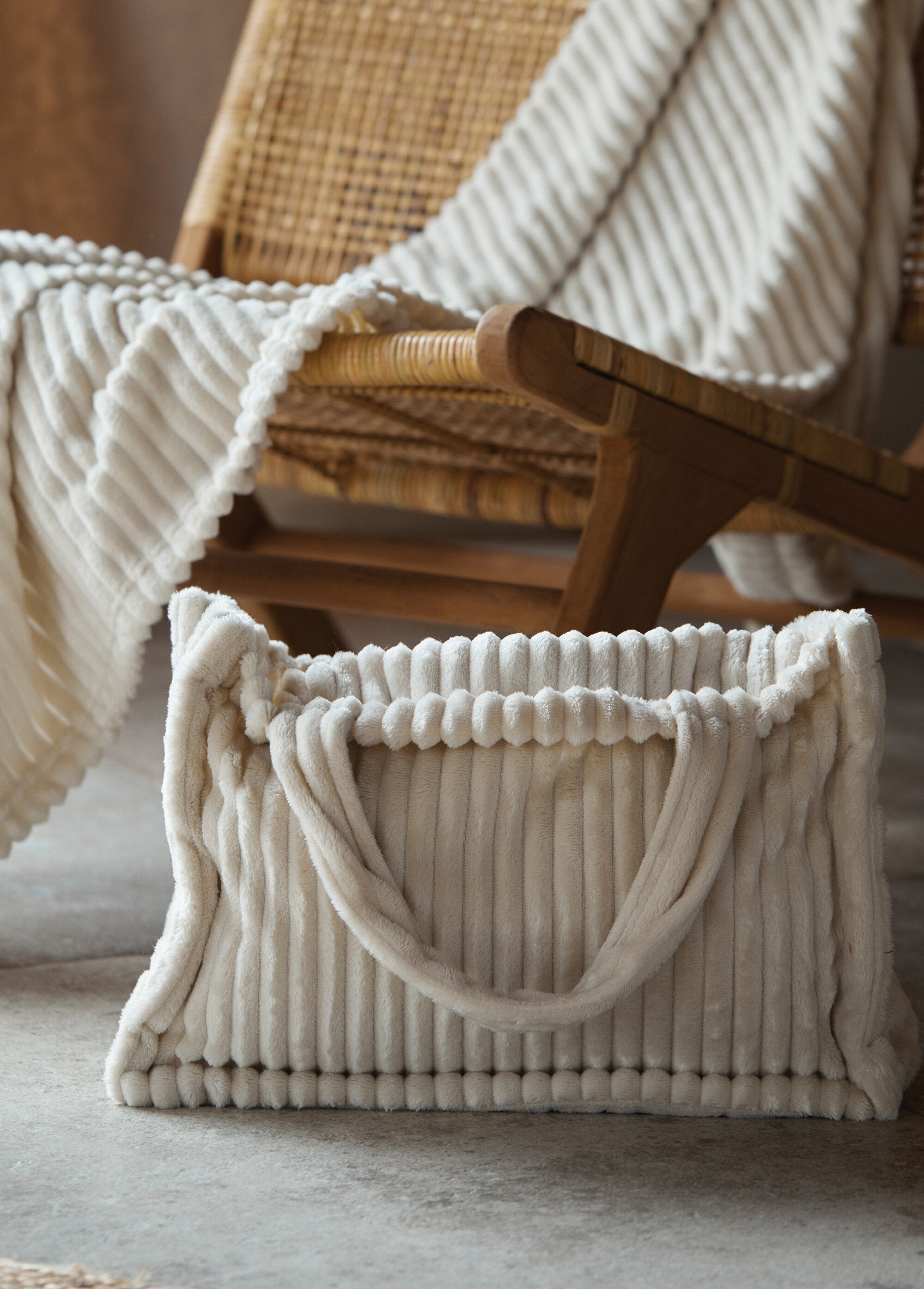 Plush-feel,_ribbed-effect_throw_Ecru_DE1_slim