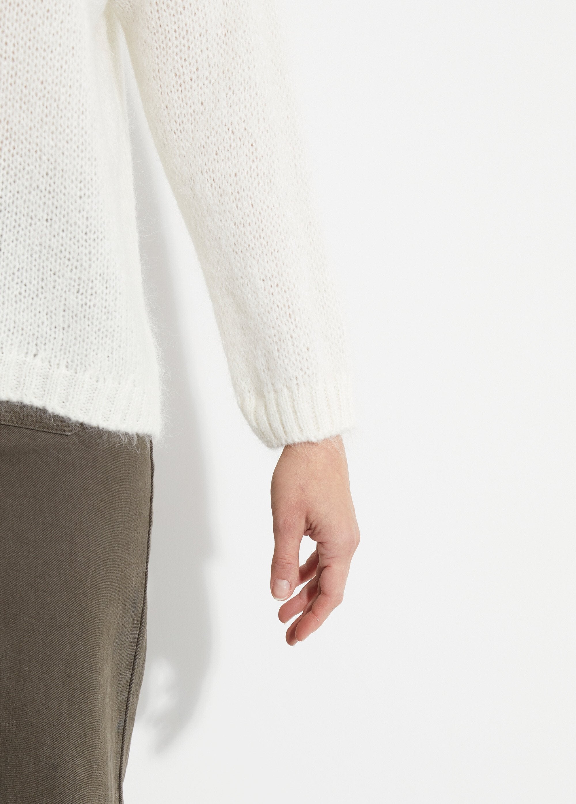 Warm_V-neck_knit_sweater_with_mohair_Ecru_DE2_slim