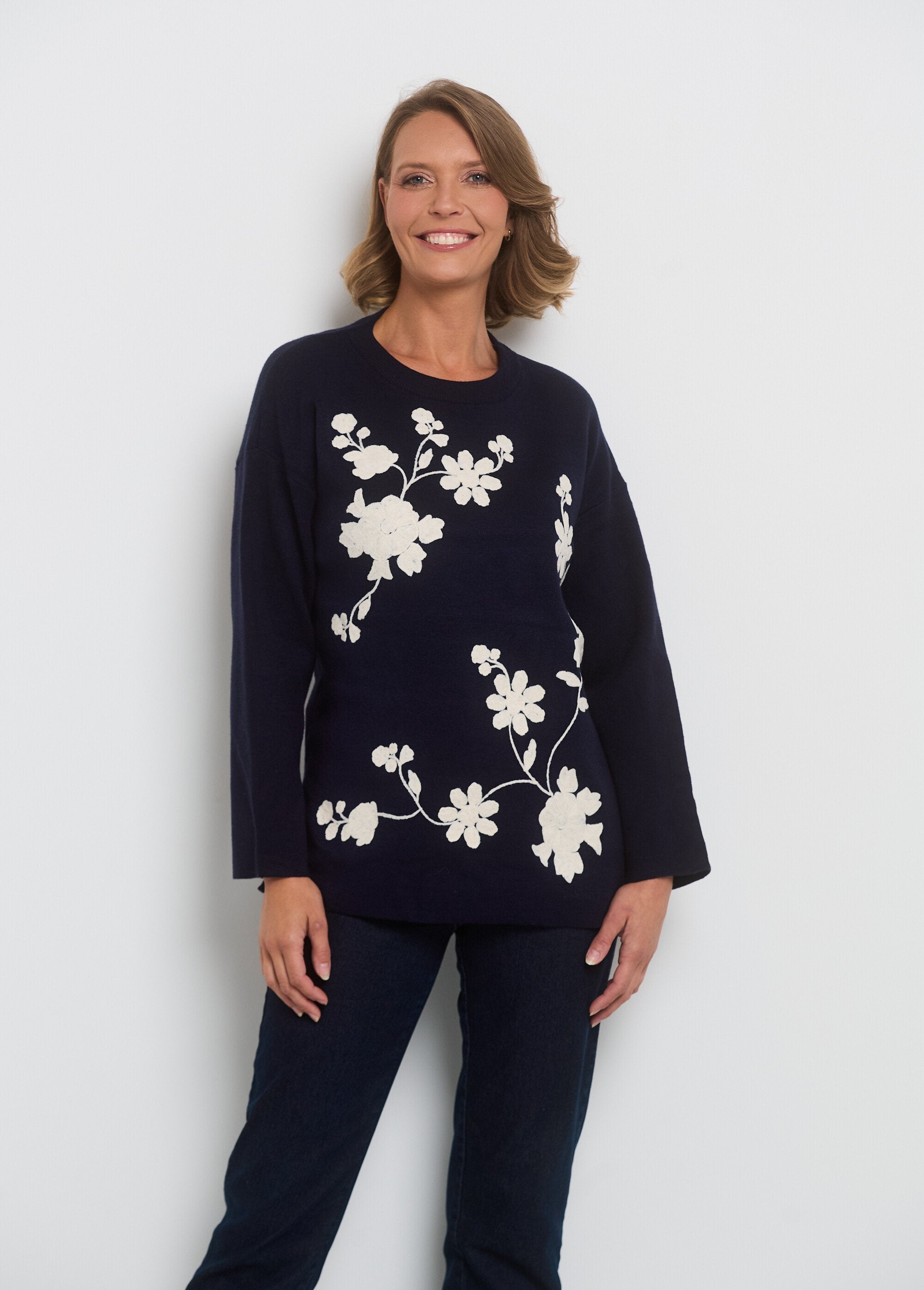 Round_neck_sweater_with_floral_appliqué_pattern_Marine_FA1_slim