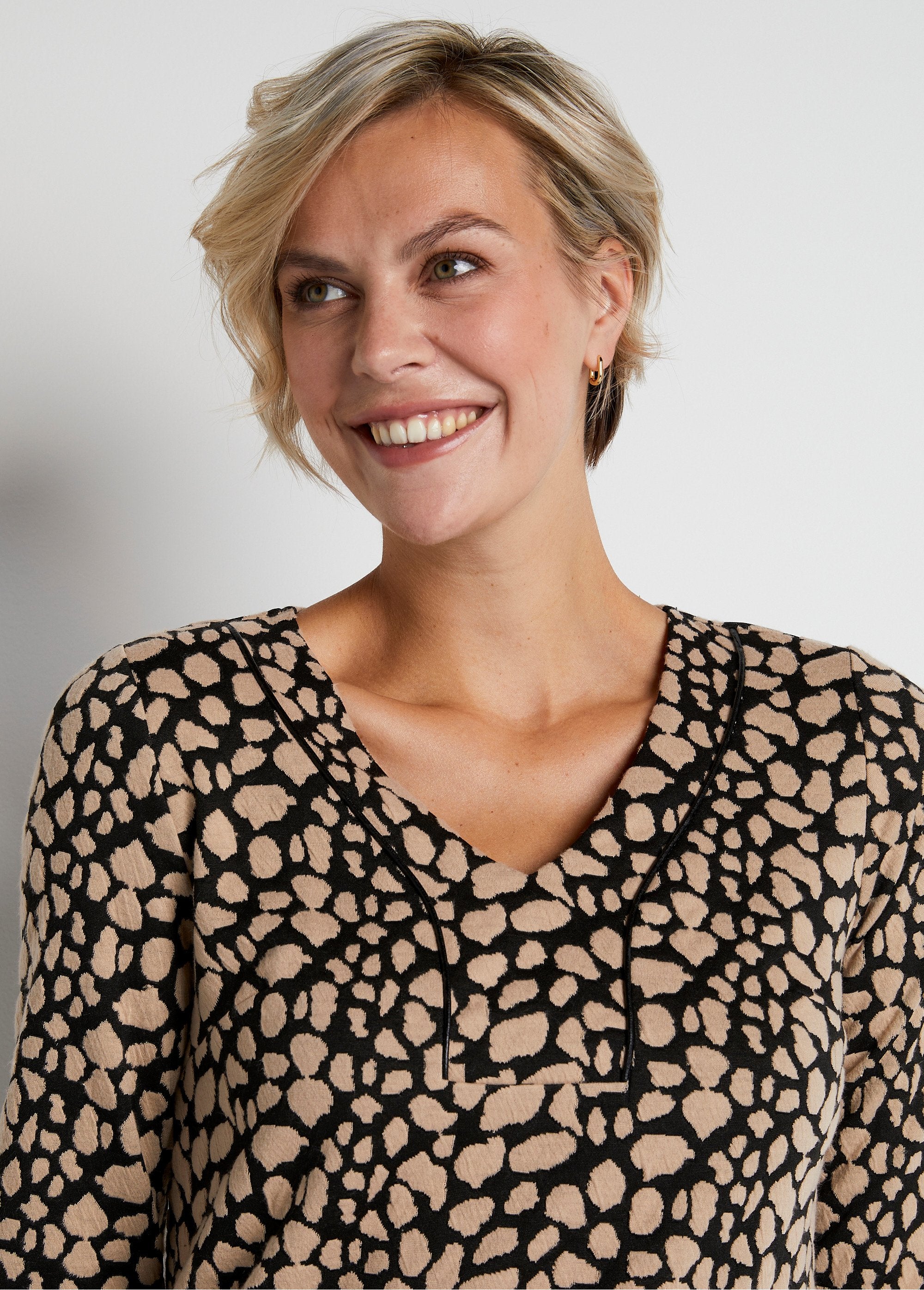 Loose_short_two-tone_jacquard_dress_Black_and_beige_DE1_slim