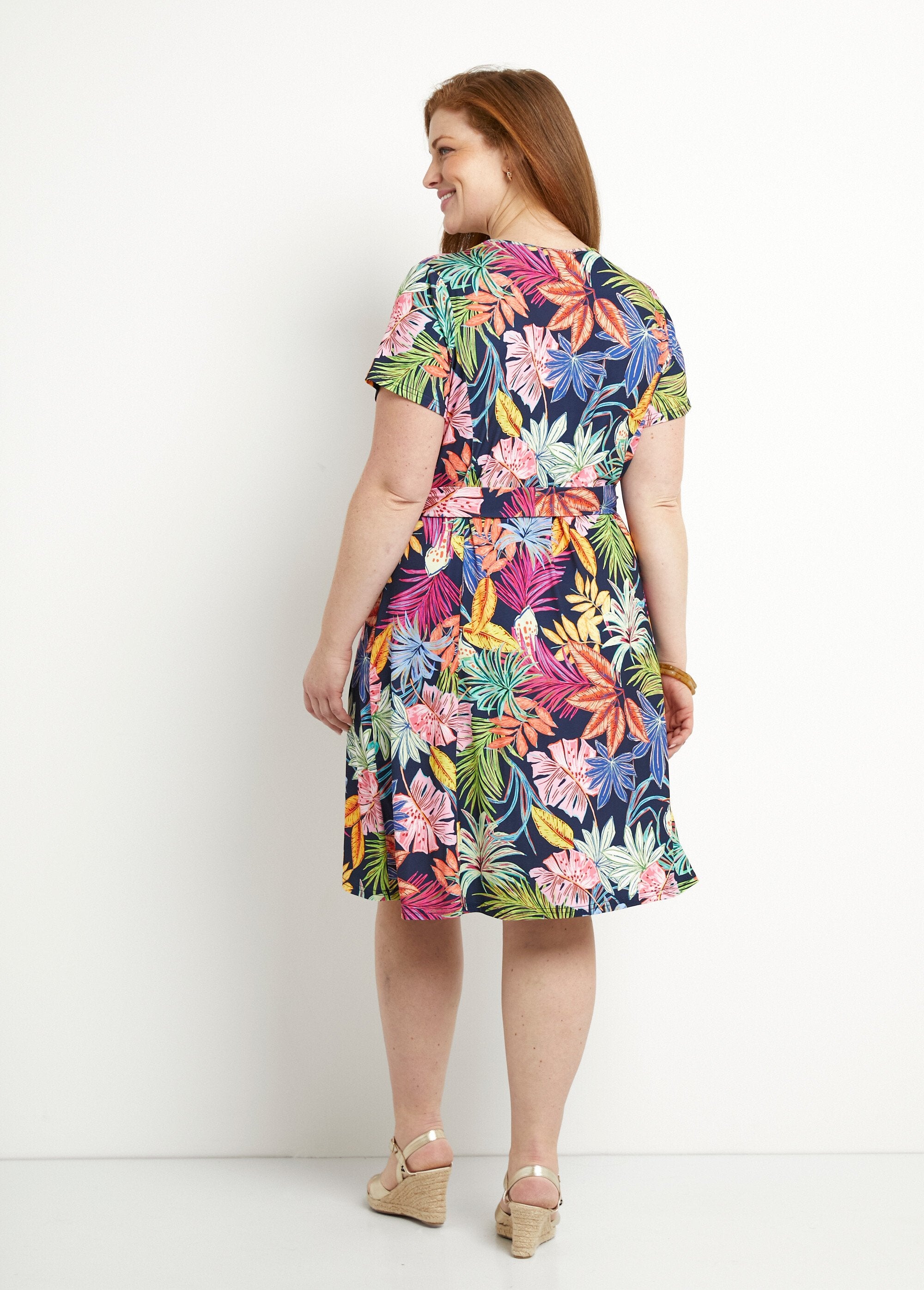 Short,_flared_V-neck_leaf_print_dress_Navy_and_pink_DO1_curvy