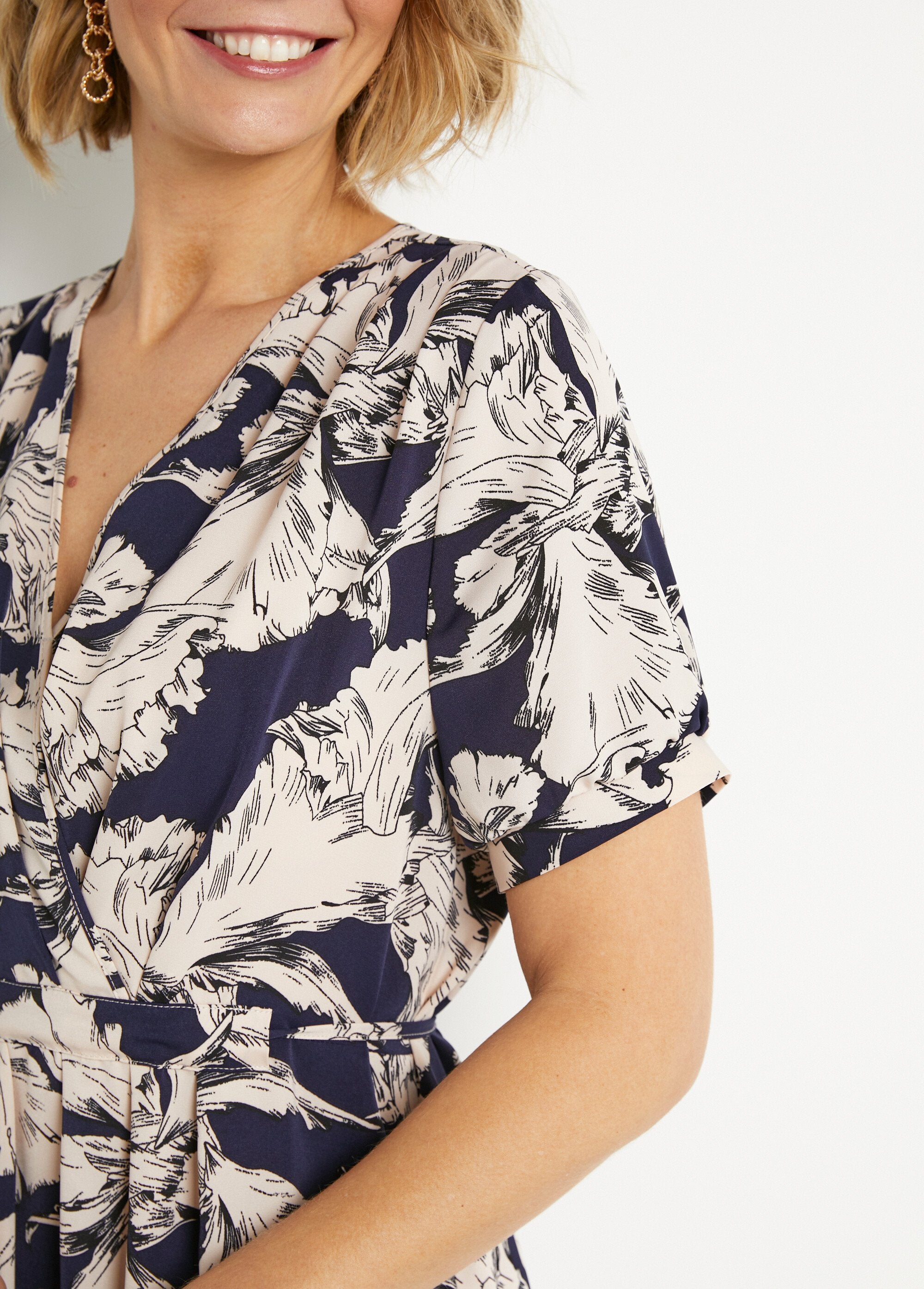 Short_wrap_dress_with_flowing_graphic_pattern_Navy_and_white_DE1_slim