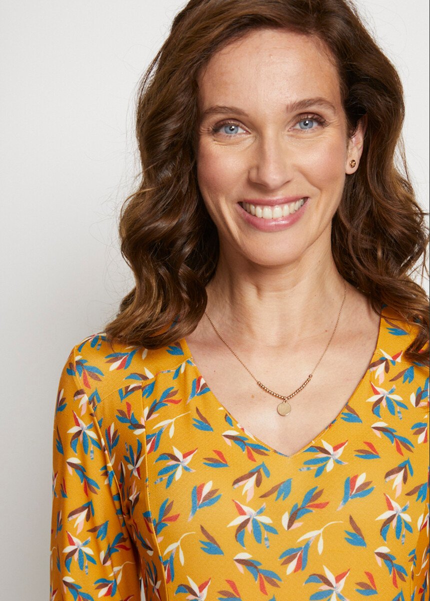 Short_belted_dress_with_V-neck_and_3/4_sleeves_Ochre_leaf_print_DE1_slim