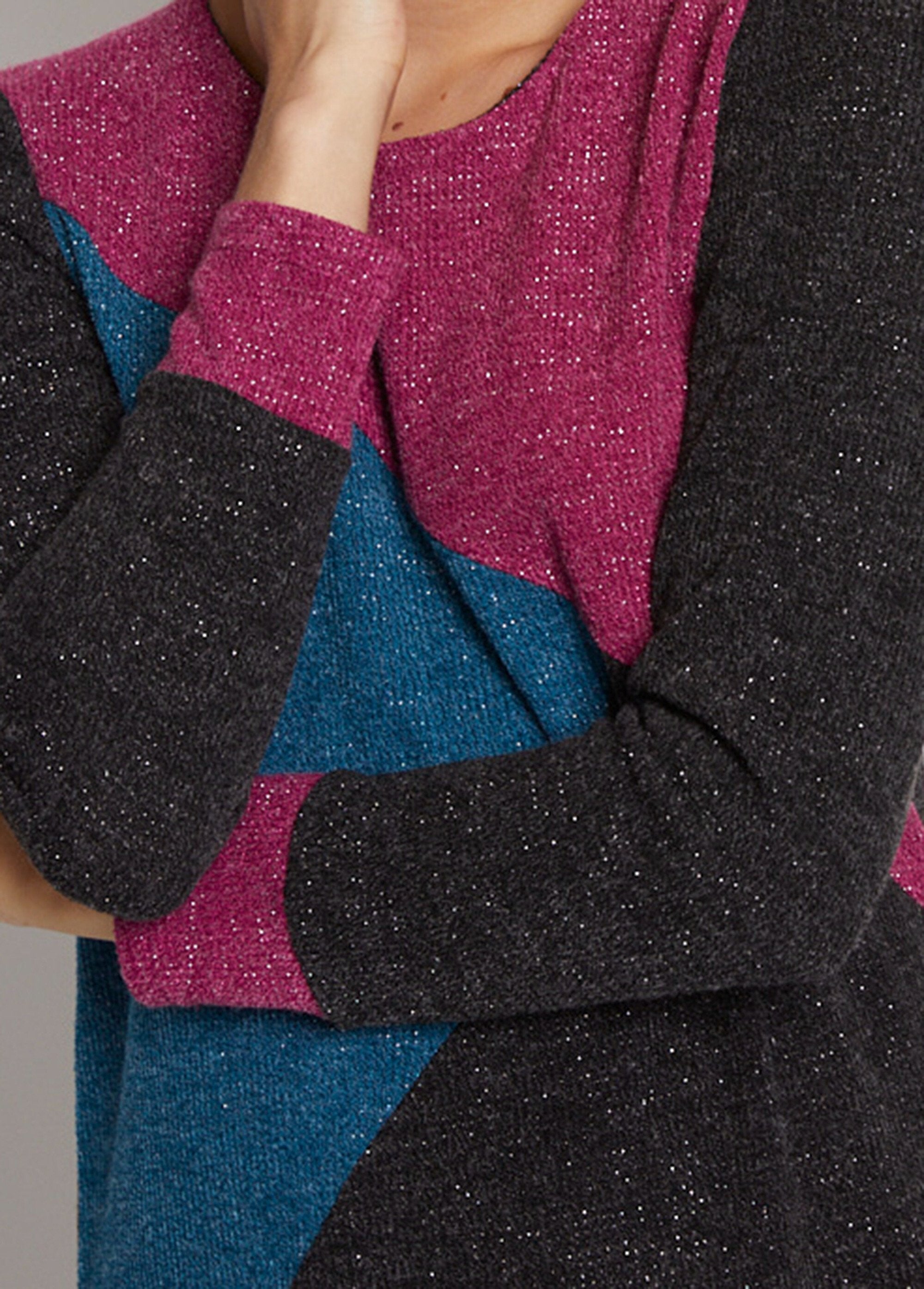 Short_straight_warm_knit_dress_with_round_neck_Black_background_DE2_slim