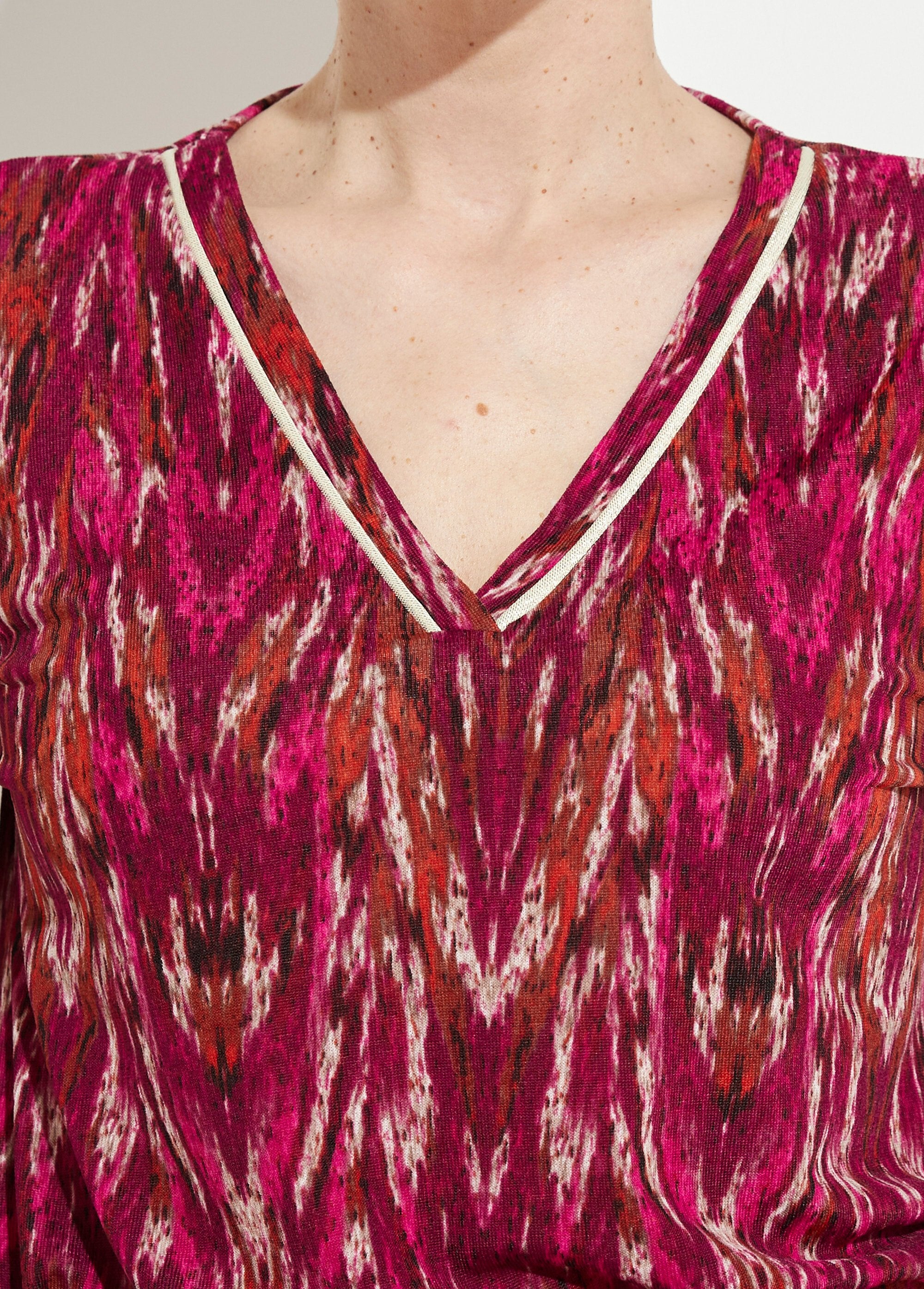 Short_printed_dress_with_V-neck_and_long_sleeves_Blackcurrant_and_beige_DE1_slim