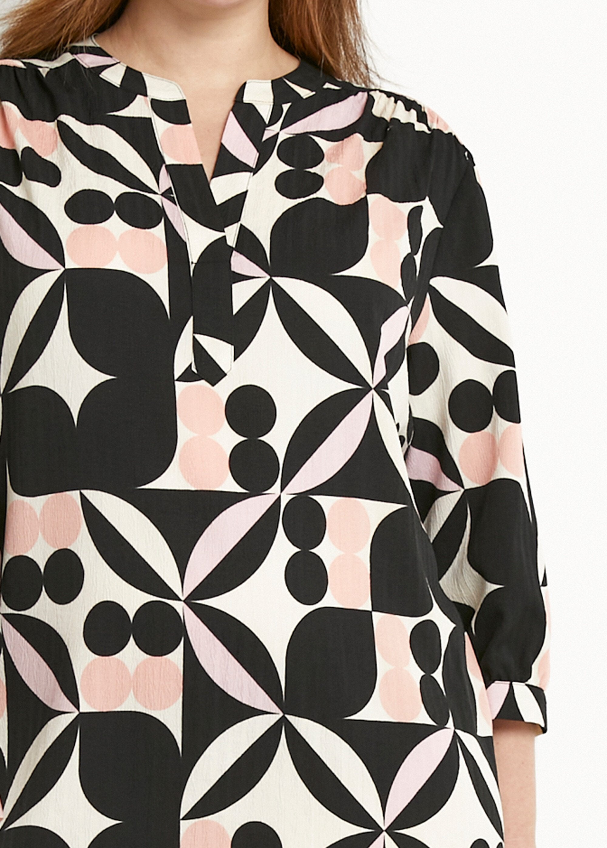 Short_straight_dress_with_3/4_sleeves_and_graphic_pattern_Black_and_pink_DE1_curvy