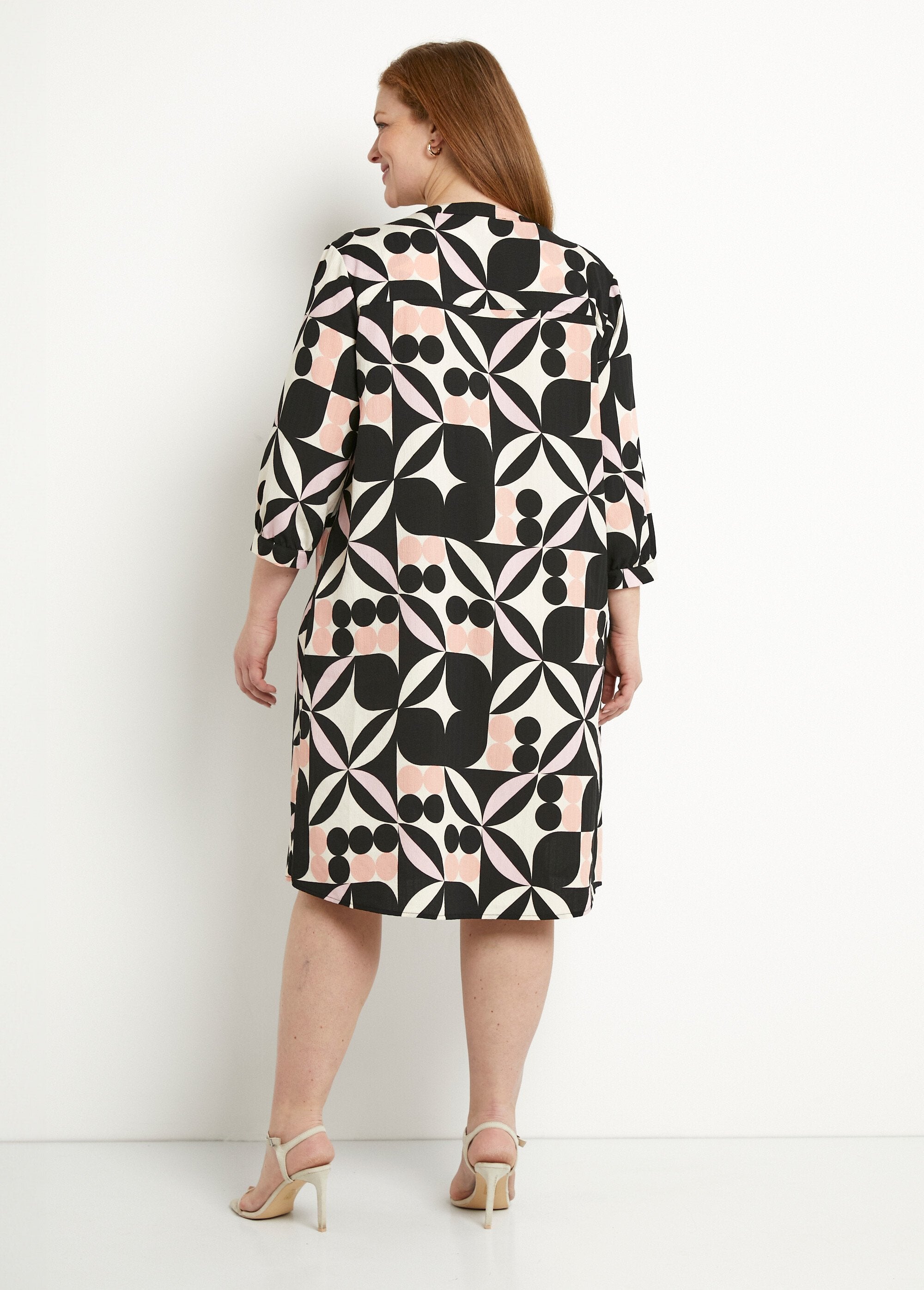 Short_straight_dress_with_3/4_sleeves_and_graphic_pattern_Black_and_pink_DO1_curvy