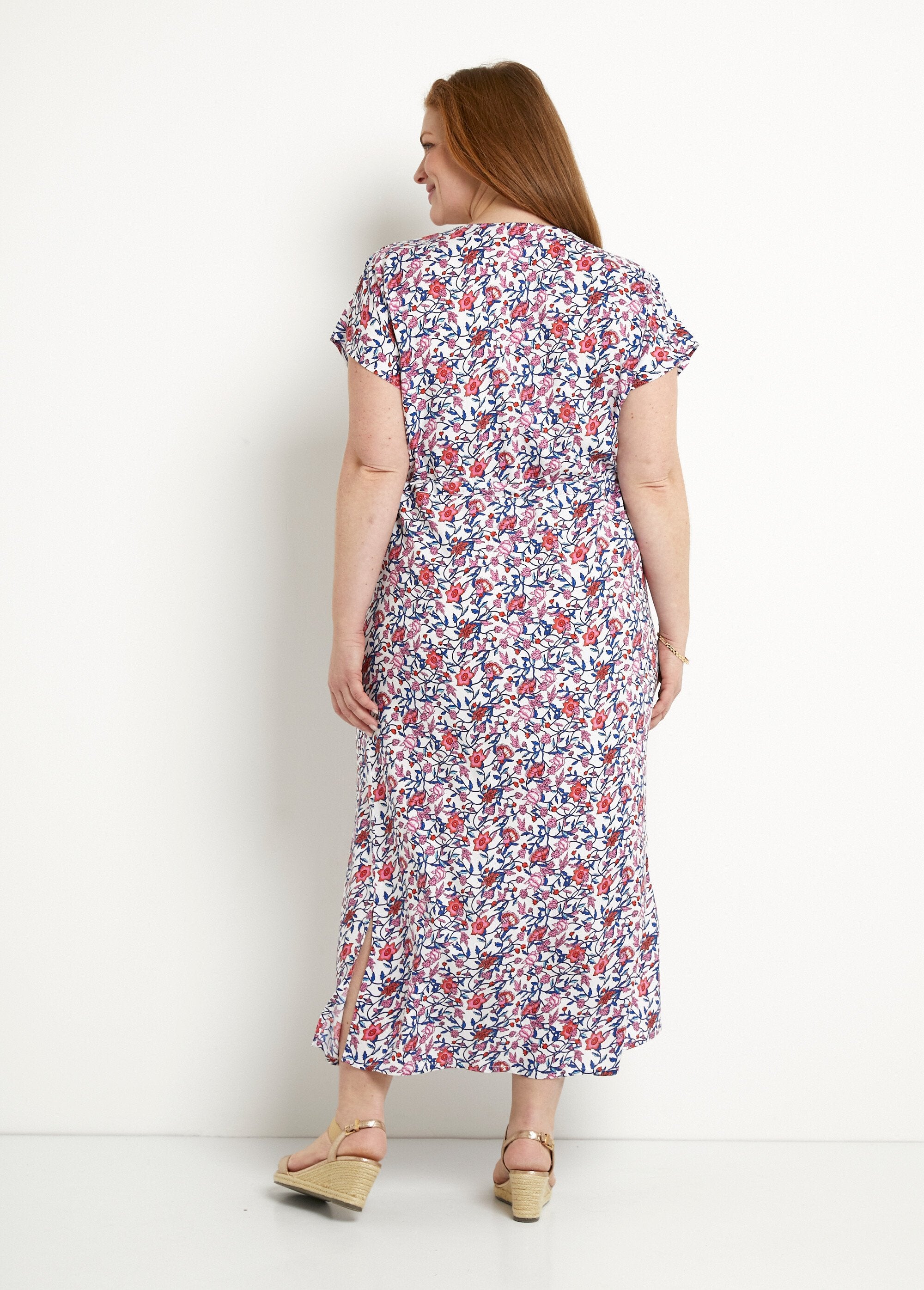 Long_floral_wrap_dress_with_short_sleeves_Blue_and_pink_DO1_curvy