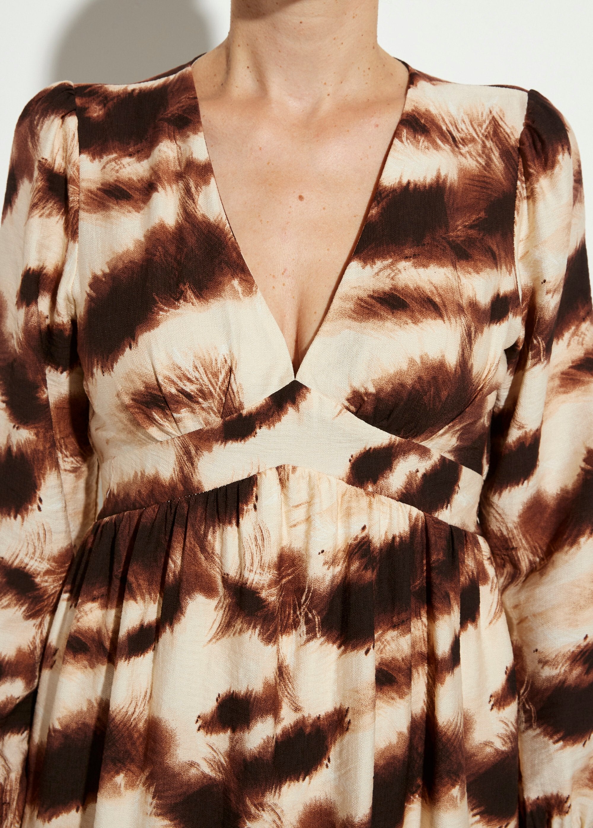 Ruffled_dress_with_V-neck_and_fitted_sleeves_Brown_and_beige_DE1_slim