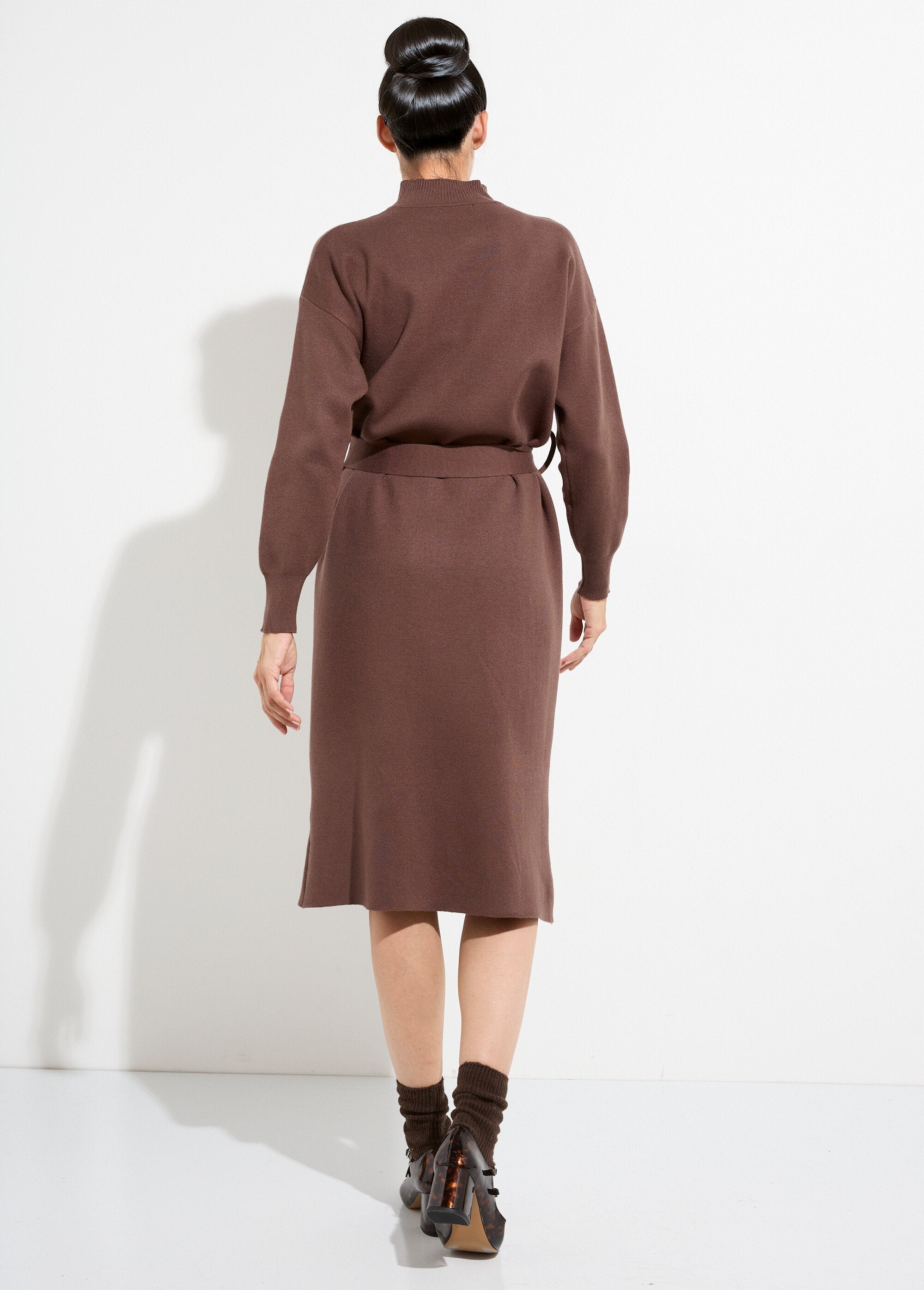 High-neck_sweater_dress_with_metal_belt_Mole_DO1_slim