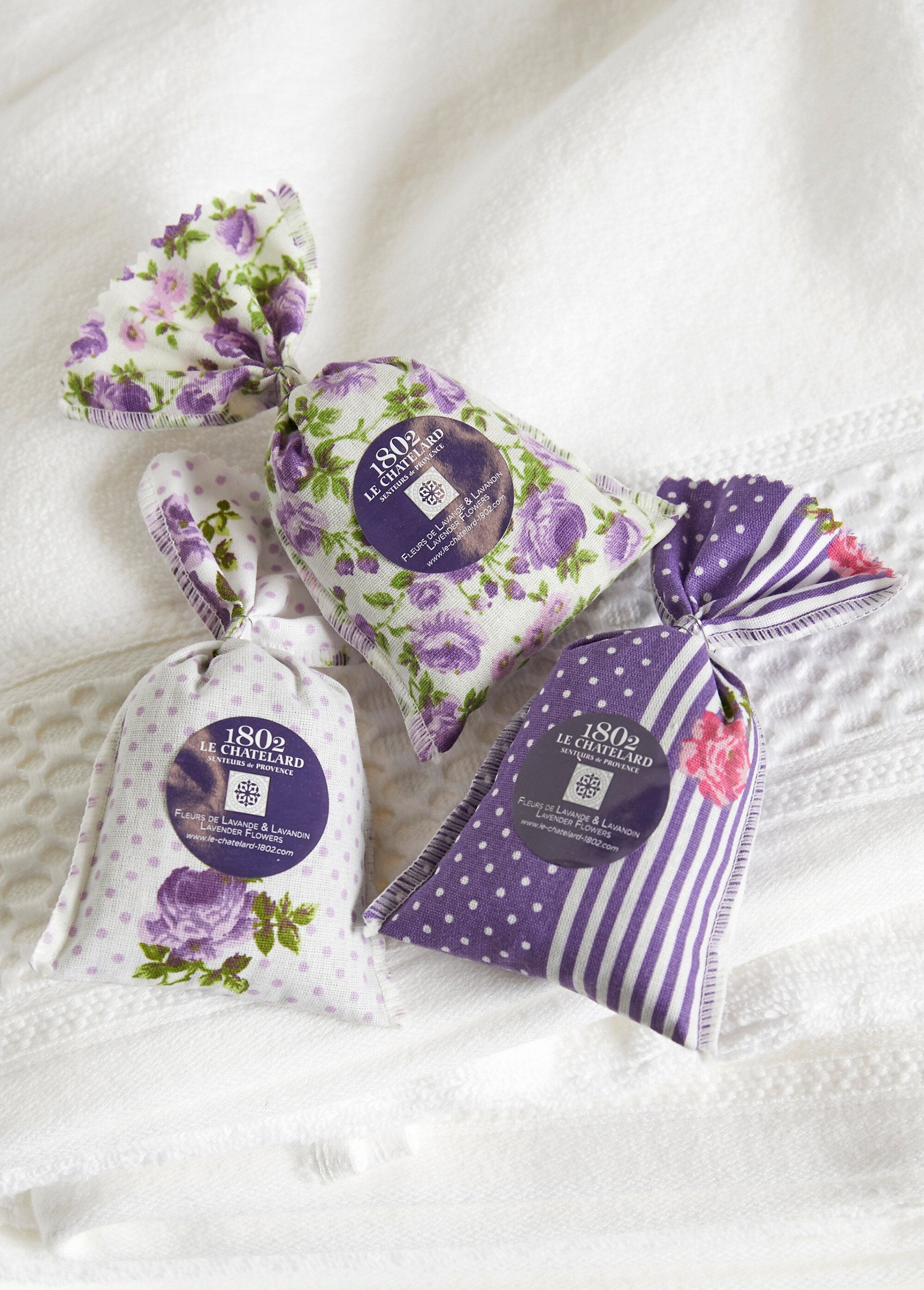 Scented_sachets_with_dried_lavender_Lot3_sachets_and_lavender_FA1_slim