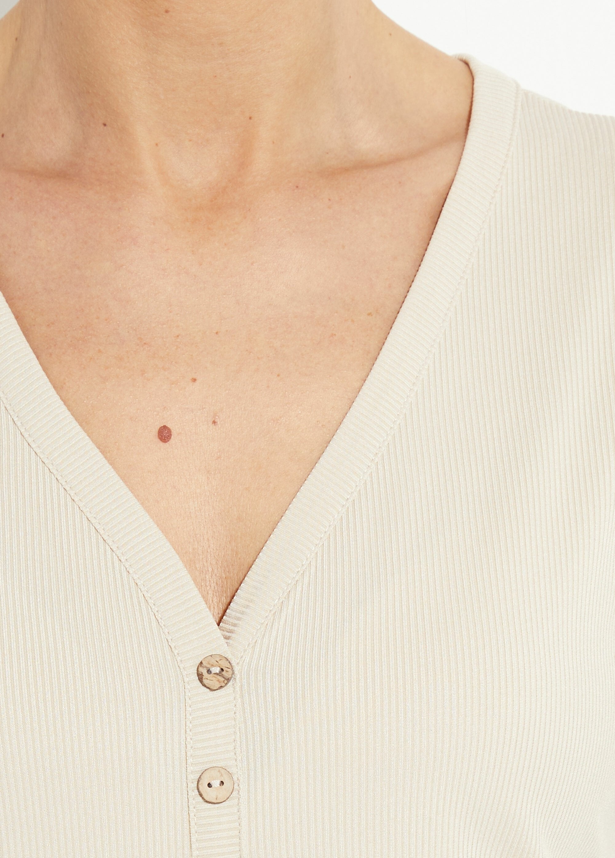 Ribbed_jersey_V-neck_T-shirt,_Essential_Ecru_DE1_slim