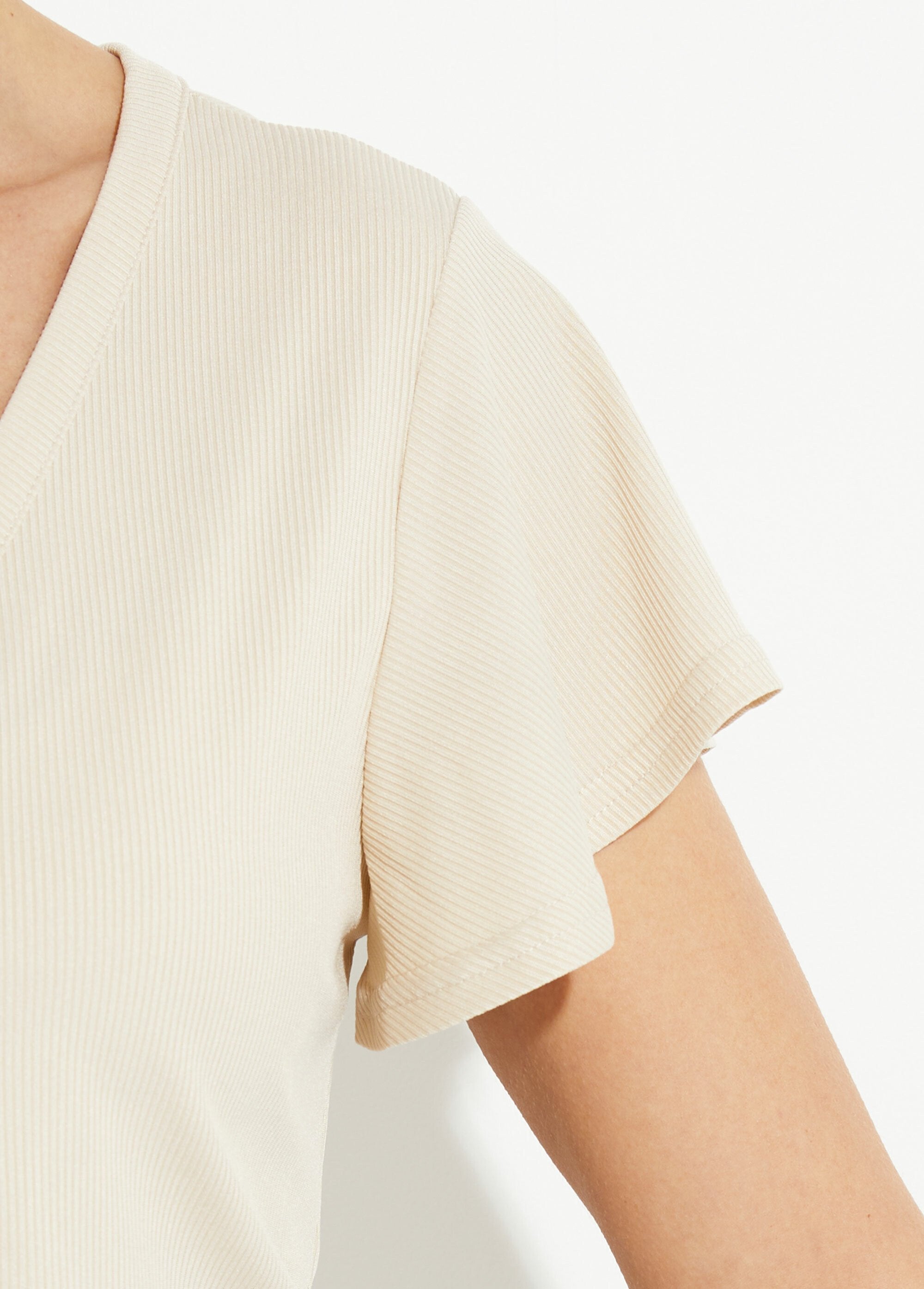 Ribbed_jersey_V-neck_T-shirt,_Essential_Ecru_DE2_slim