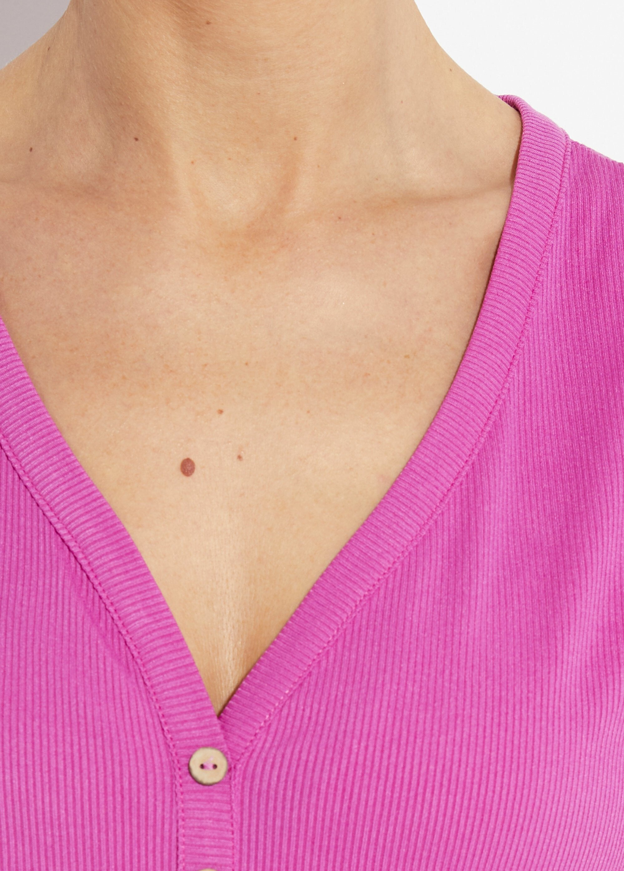 Ribbed_jersey_V-neck_T-shirt,_Essential_Fuchsia_DE1_slim