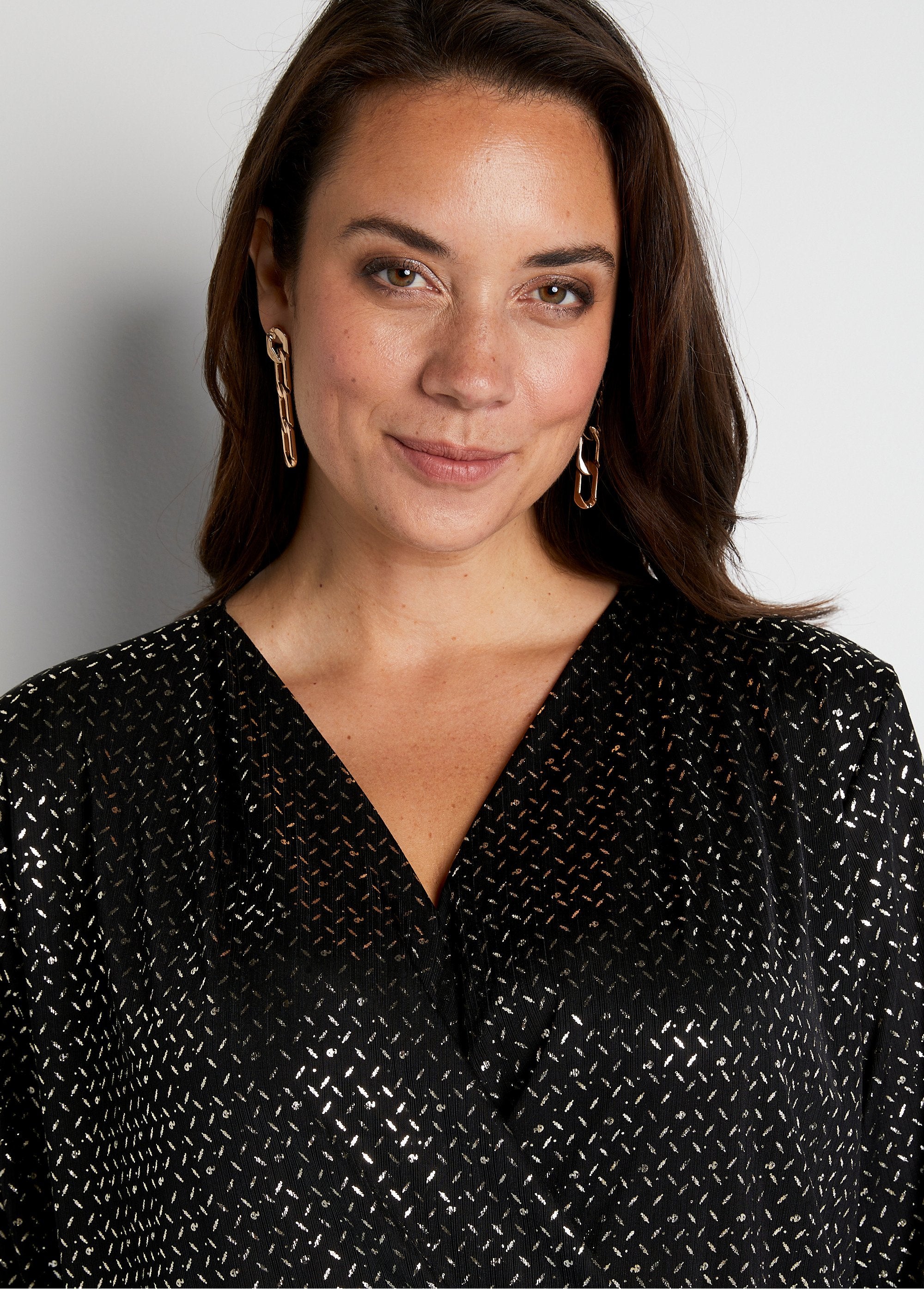 iridescent_knit_wrap-style_T-shirt_Black_and_gold_DE1_curvy