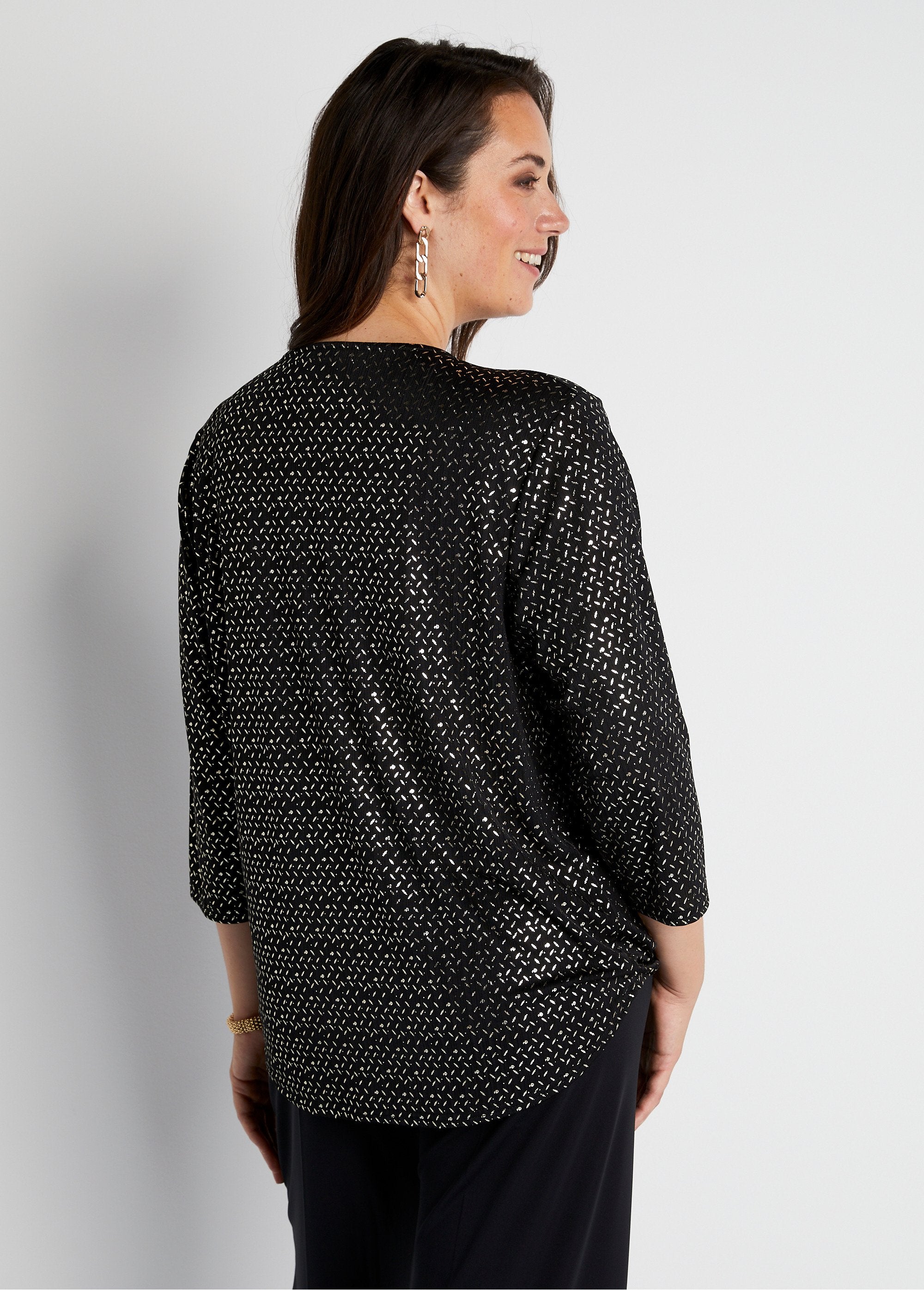 iridescent_knit_wrap-style_T-shirt_Black_and_gold_DO1_curvy