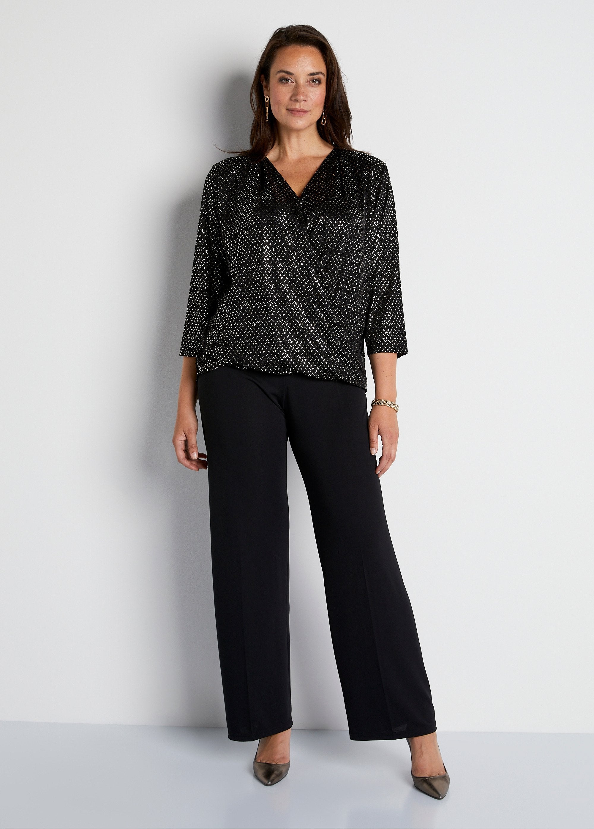 iridescent_knit_wrap-style_T-shirt_Black_and_gold_SF1_curvy